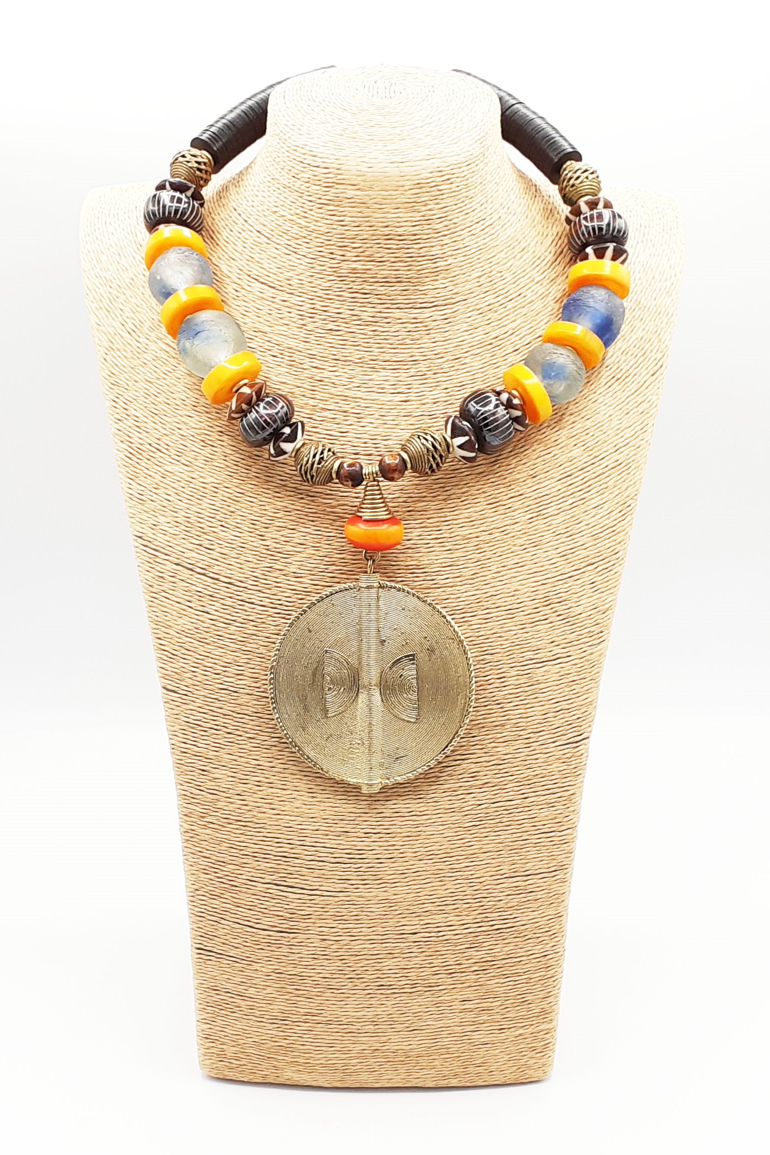 Collier artisanal en perles avec pendentif métallique