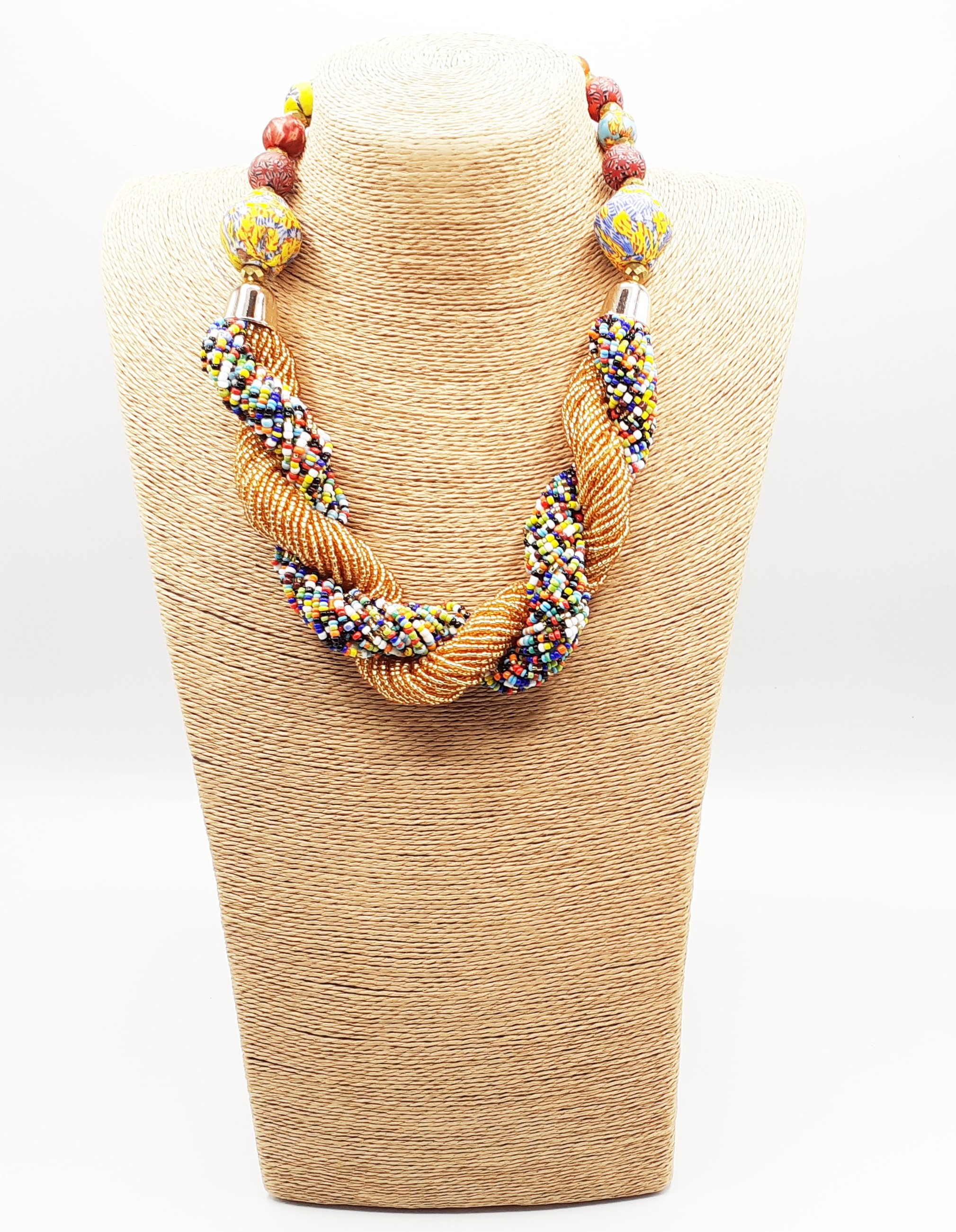 Collier artisanal avec perles doré et multicolore