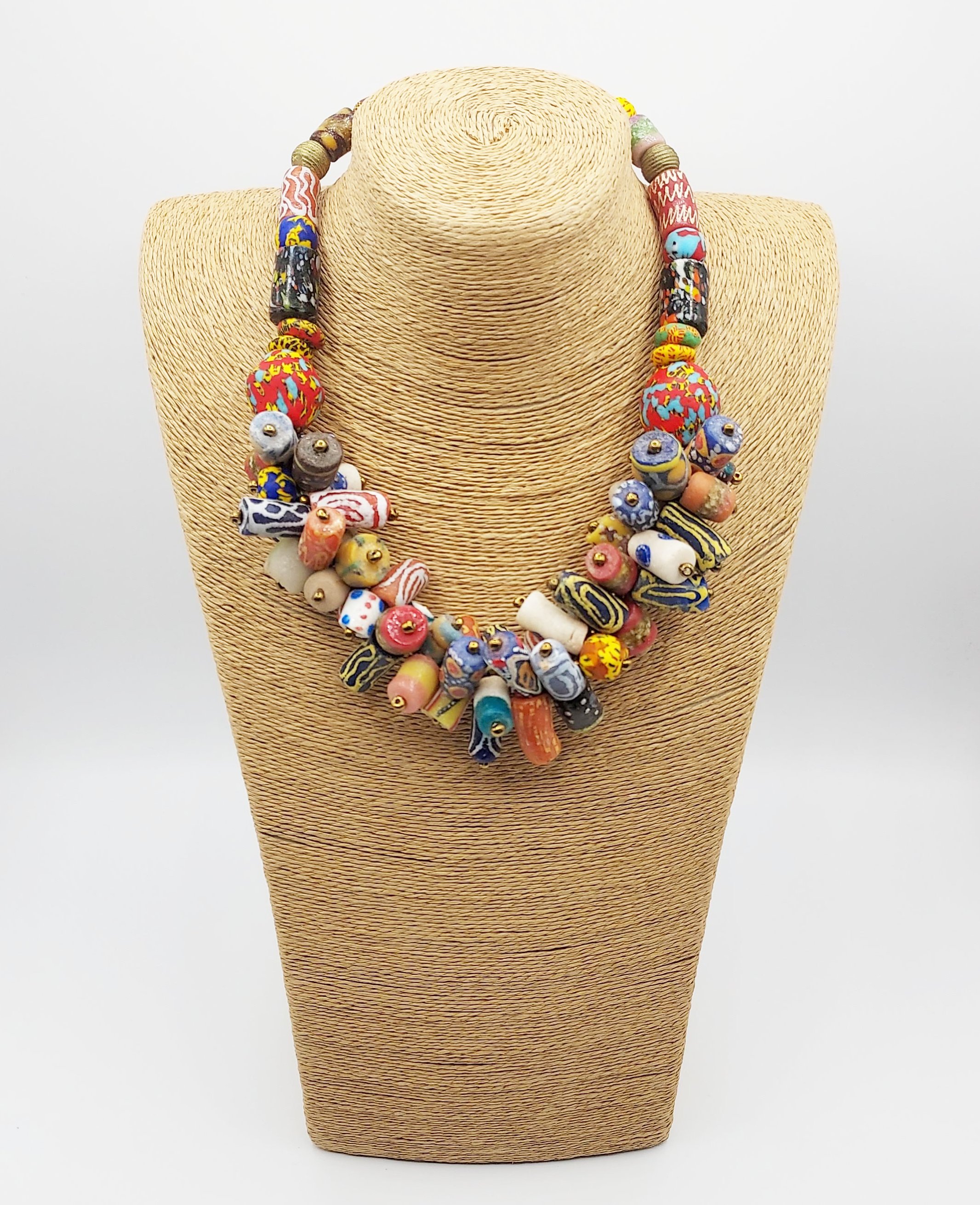 Collier ethnographique en verre