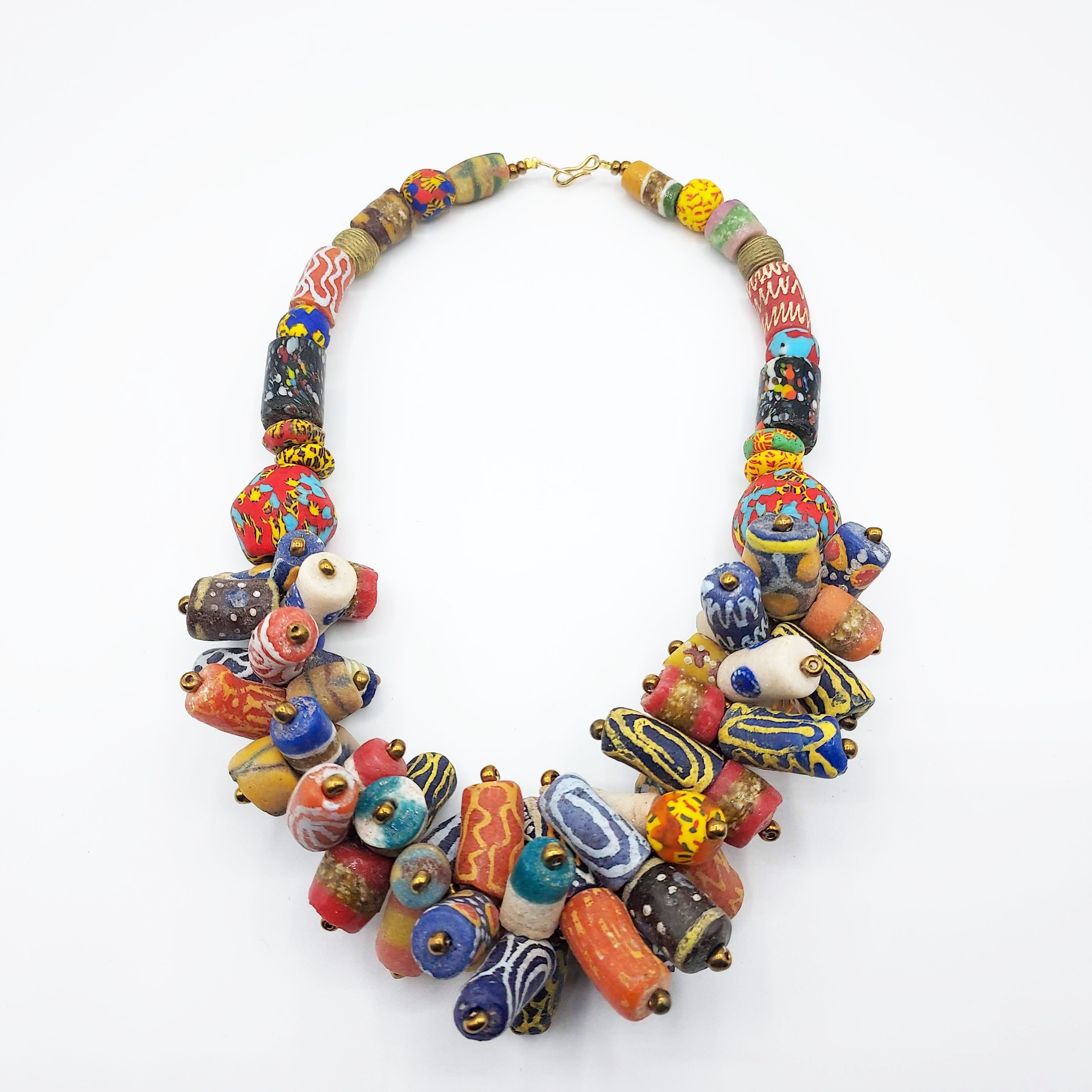 Collier ethnographique en verre