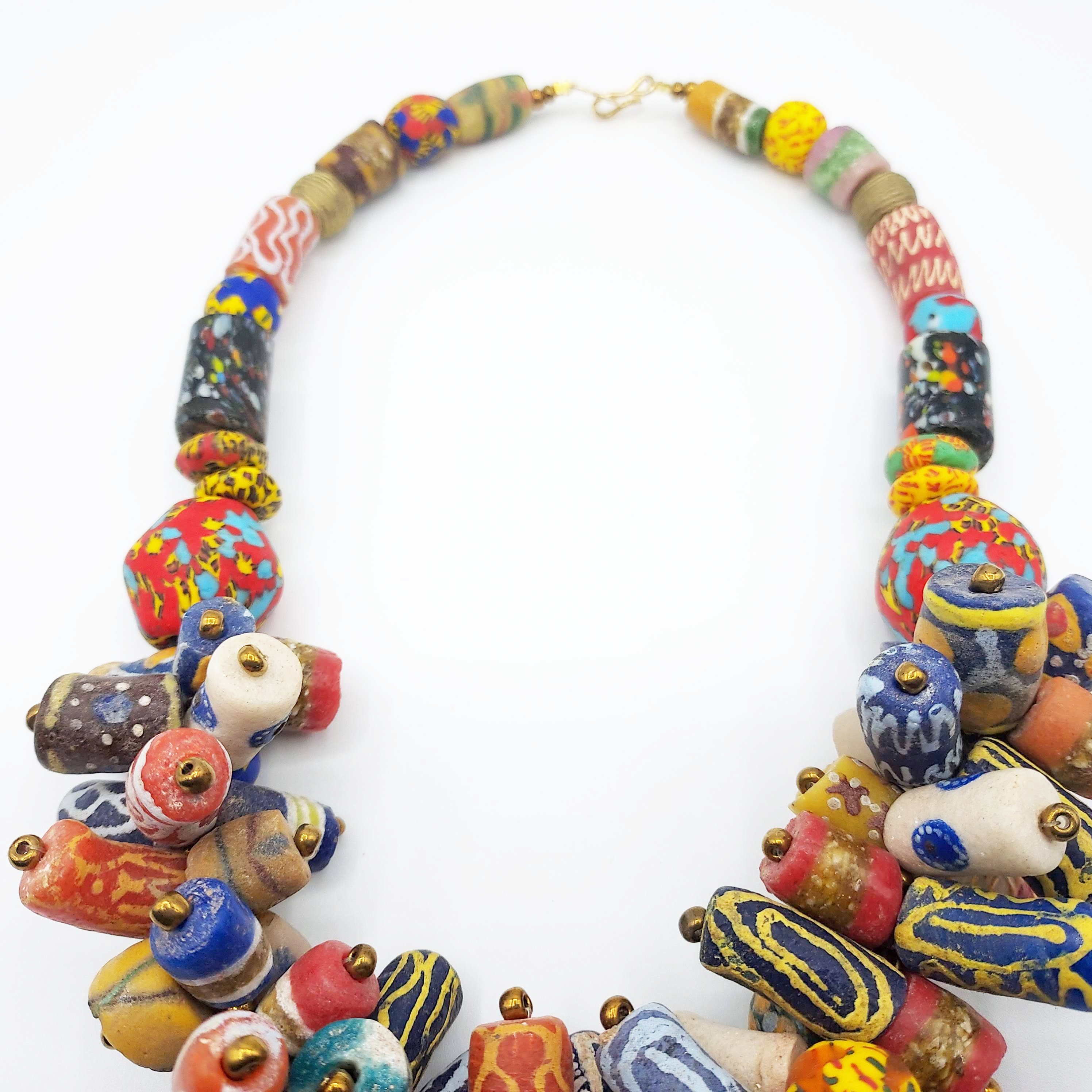 Collier ethnographique en verre