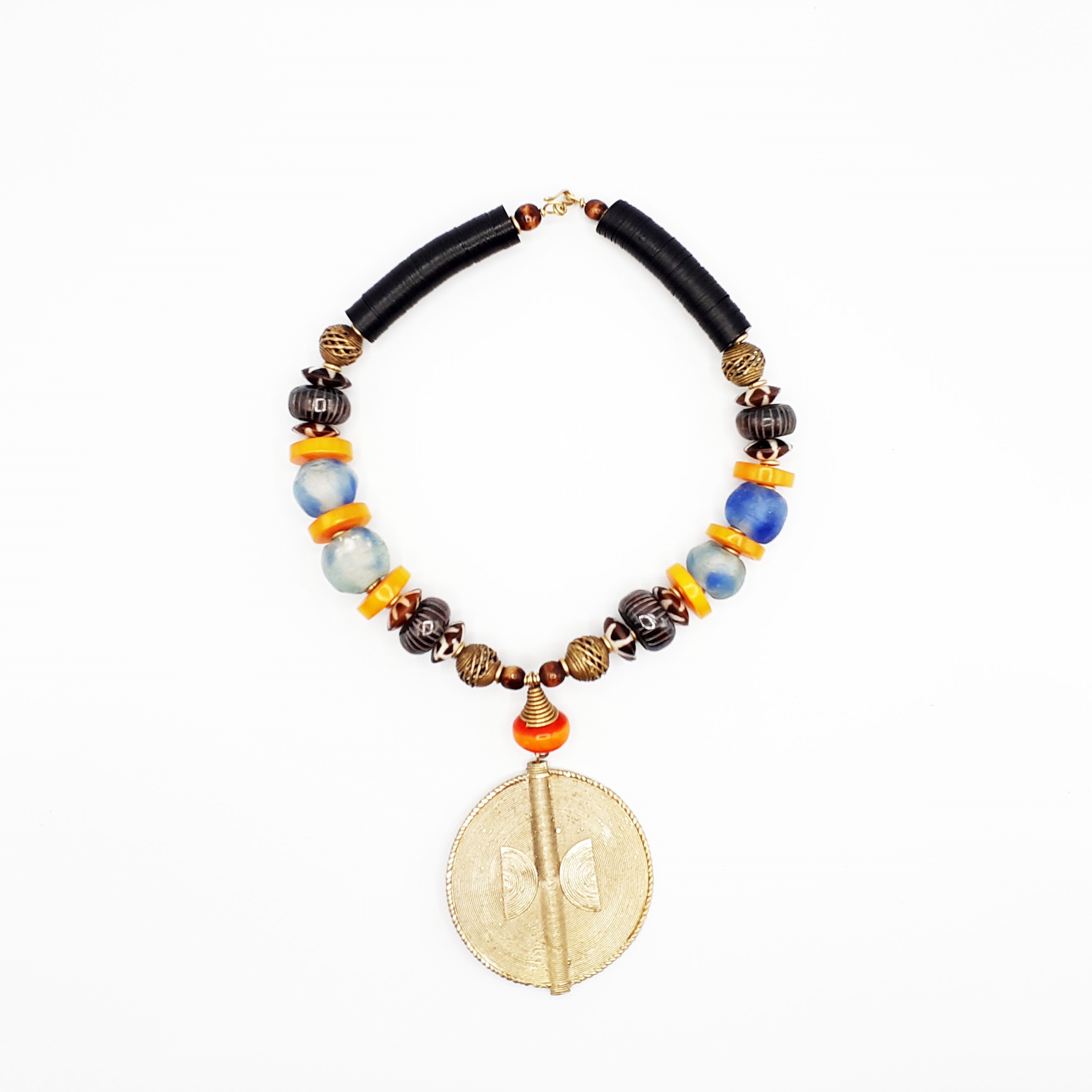 Collier artisanal en perles avec pendentif métallique