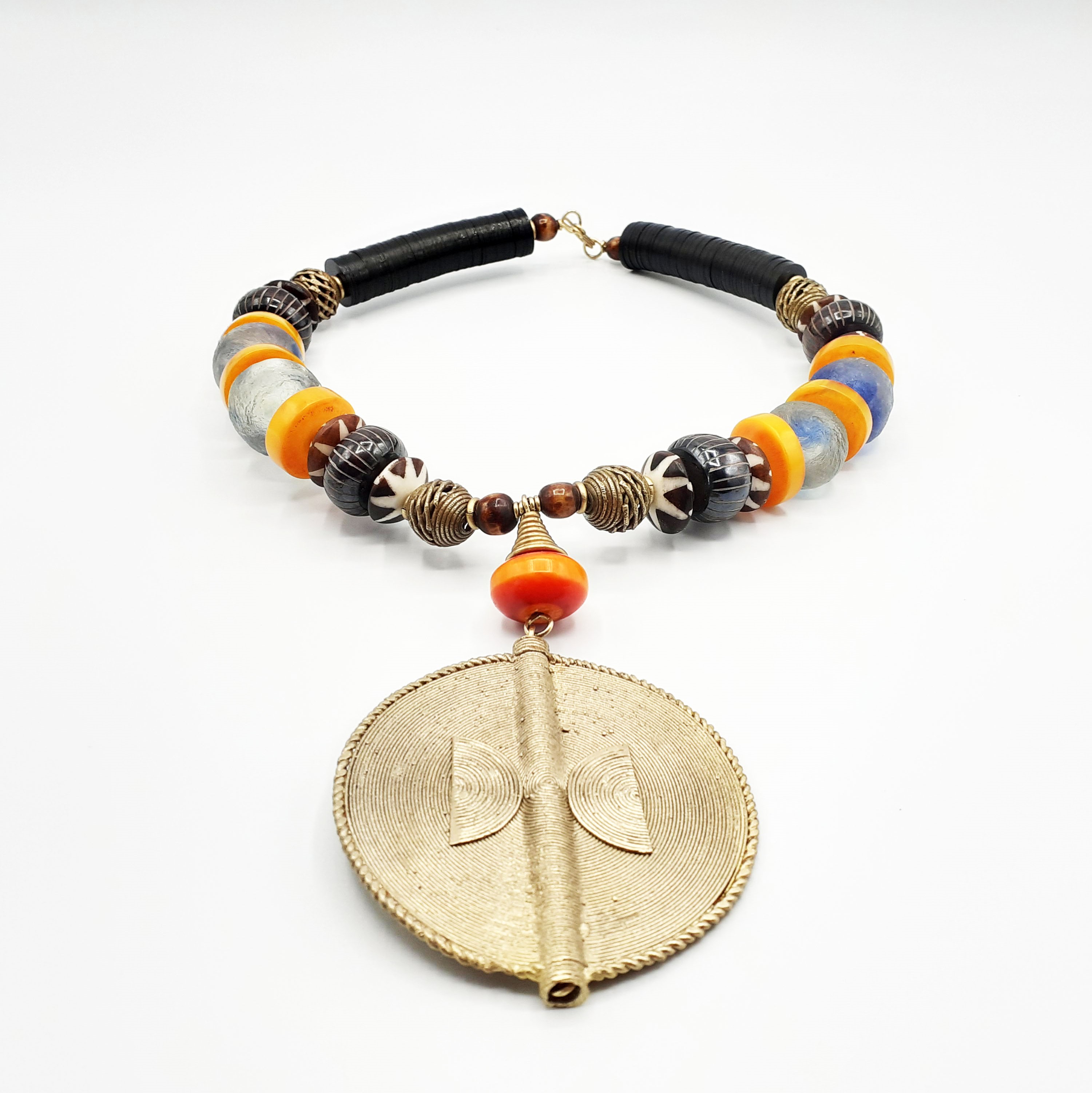 Collier artisanal en perles avec pendentif métallique