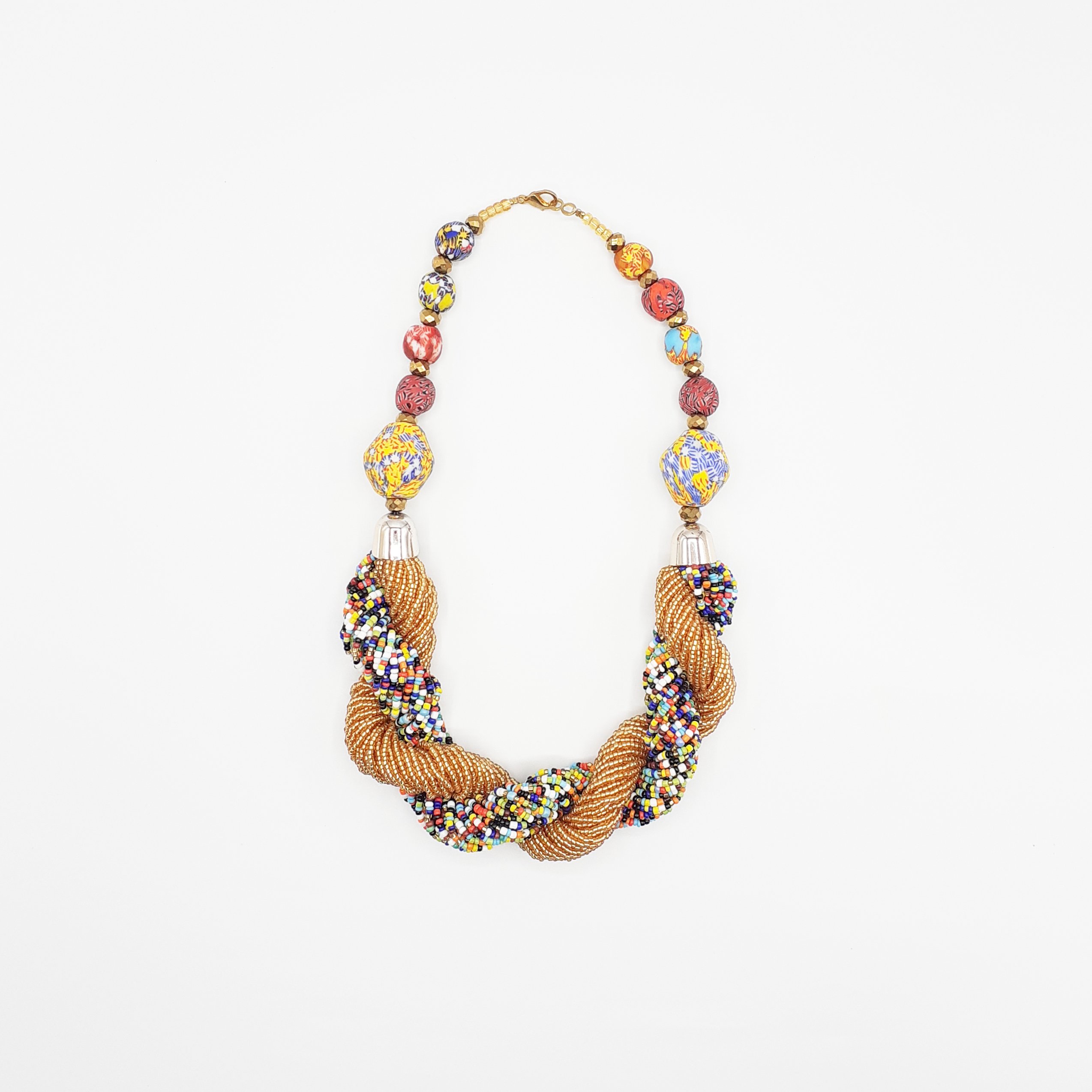 Collier artisanal avec perles doré et multicolore
