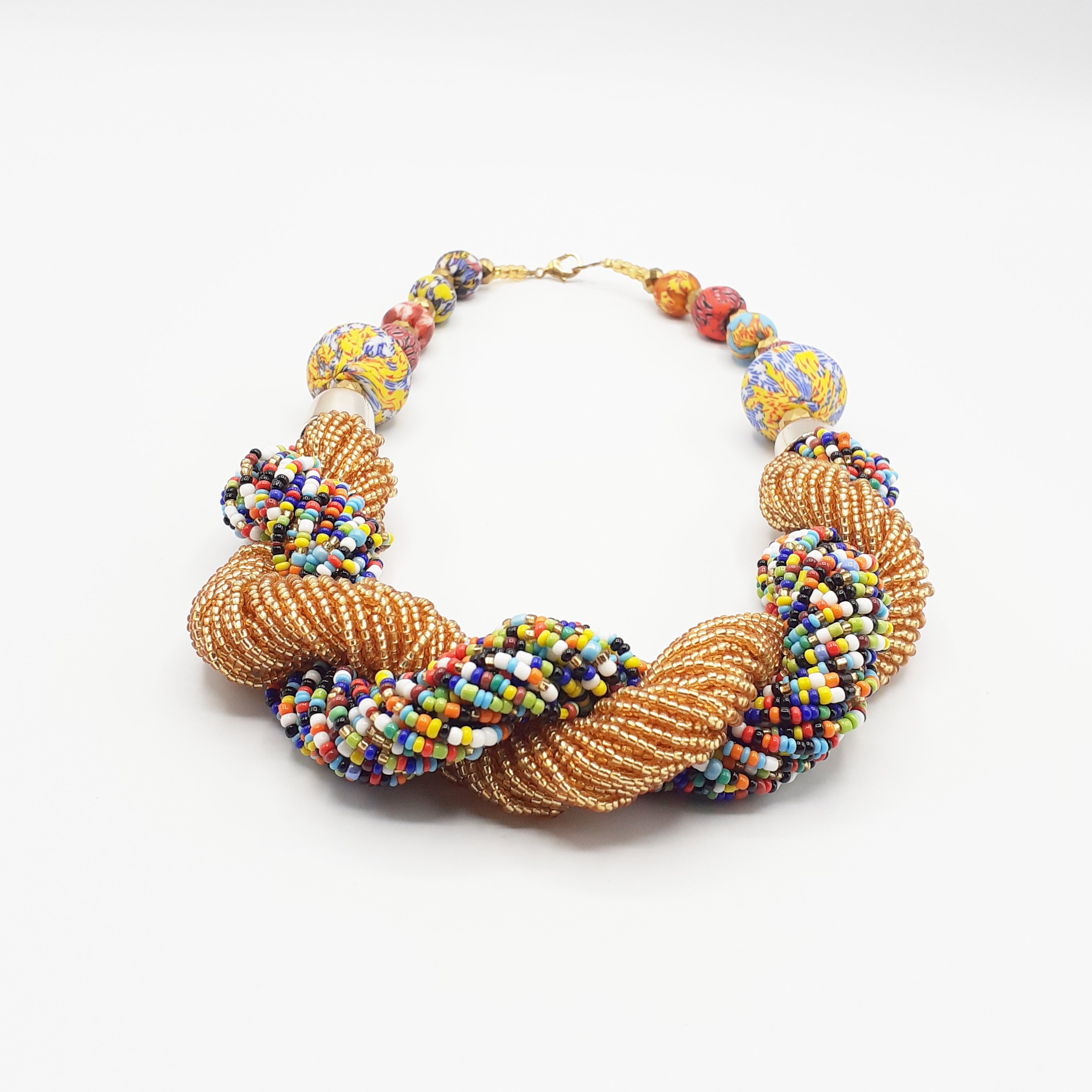 Collier artisanal avec perles doré et multicolore