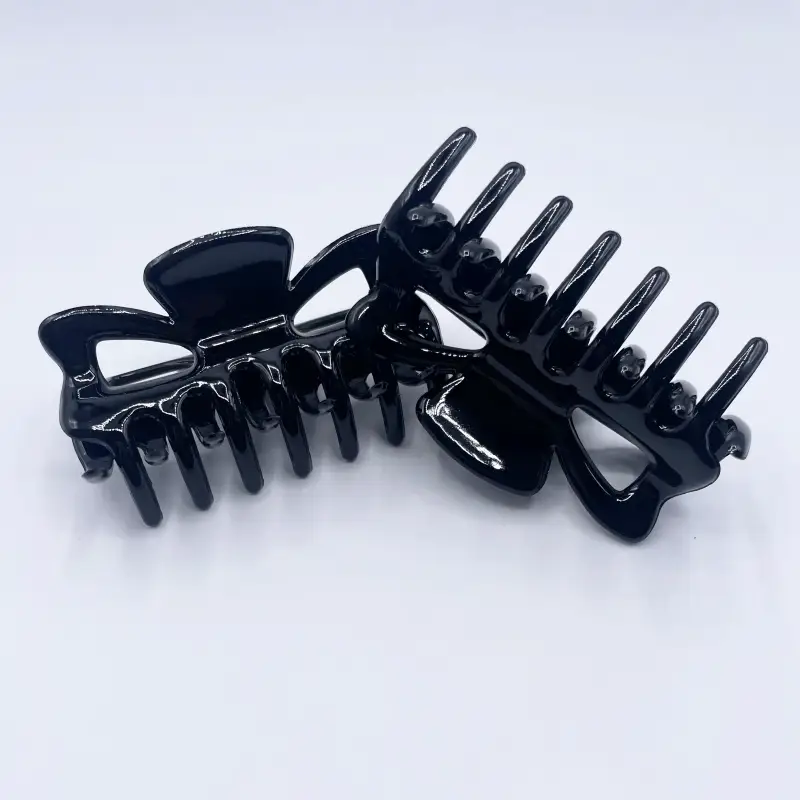 Pinces noires pour cheveux