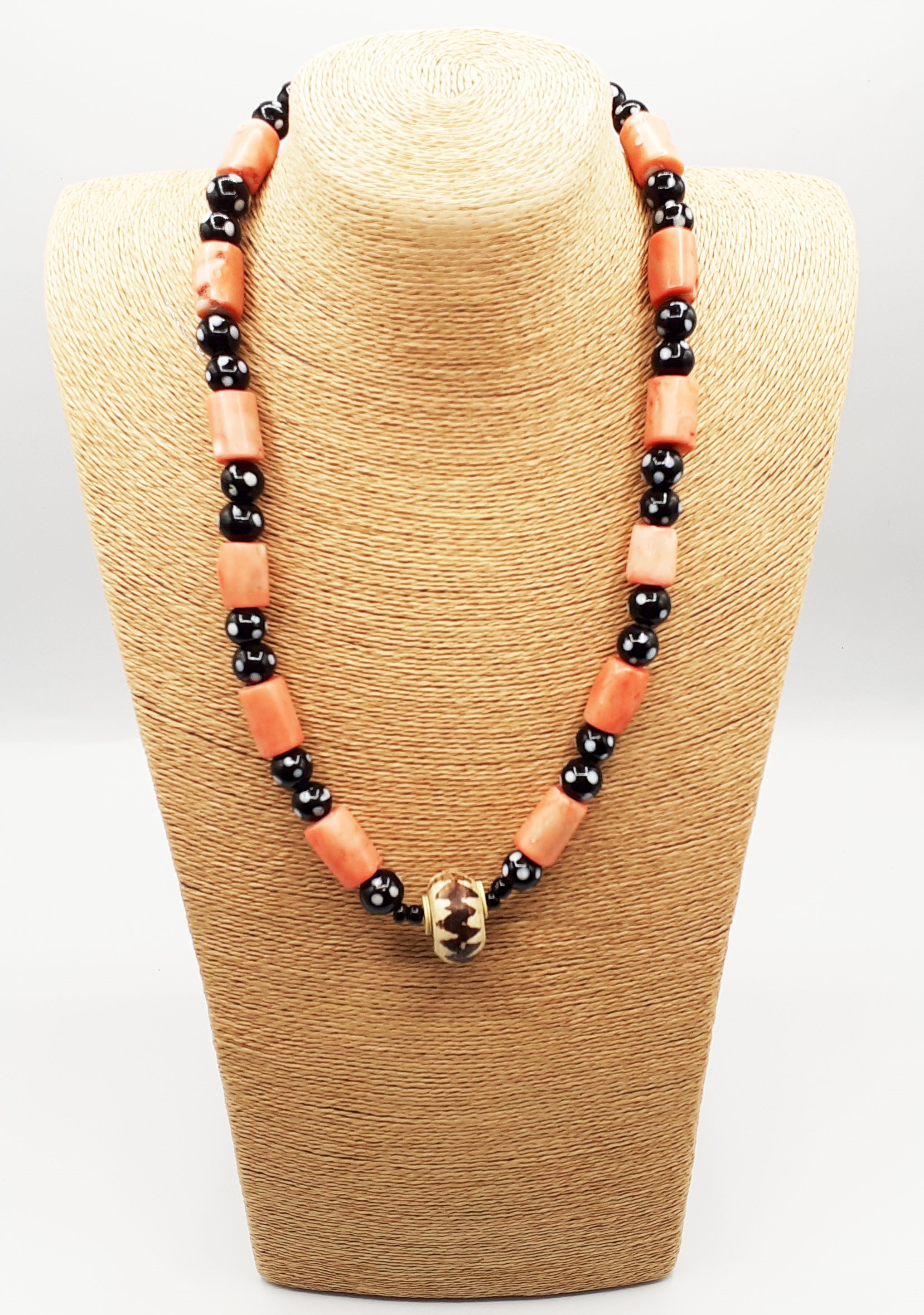 Collier unique en perles rose avec os et bois