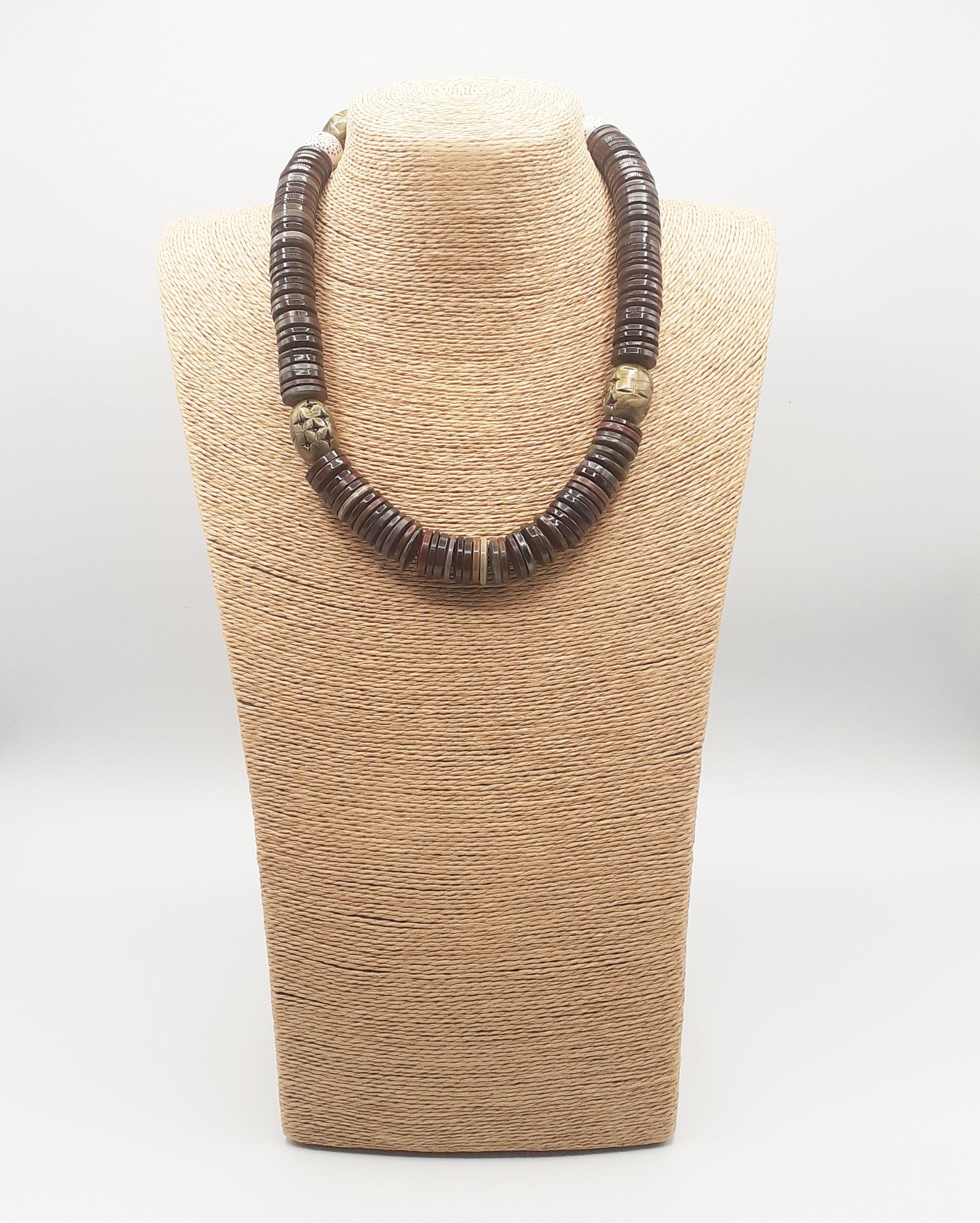 collier artisanal avec boutons