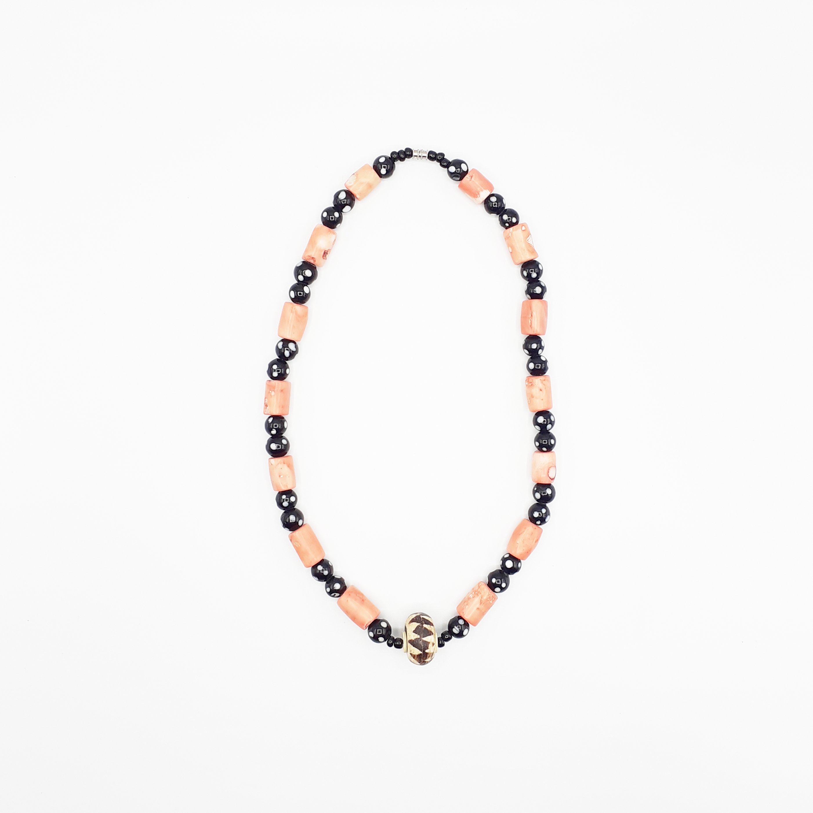 Collier unique en perles rose avec os et bois