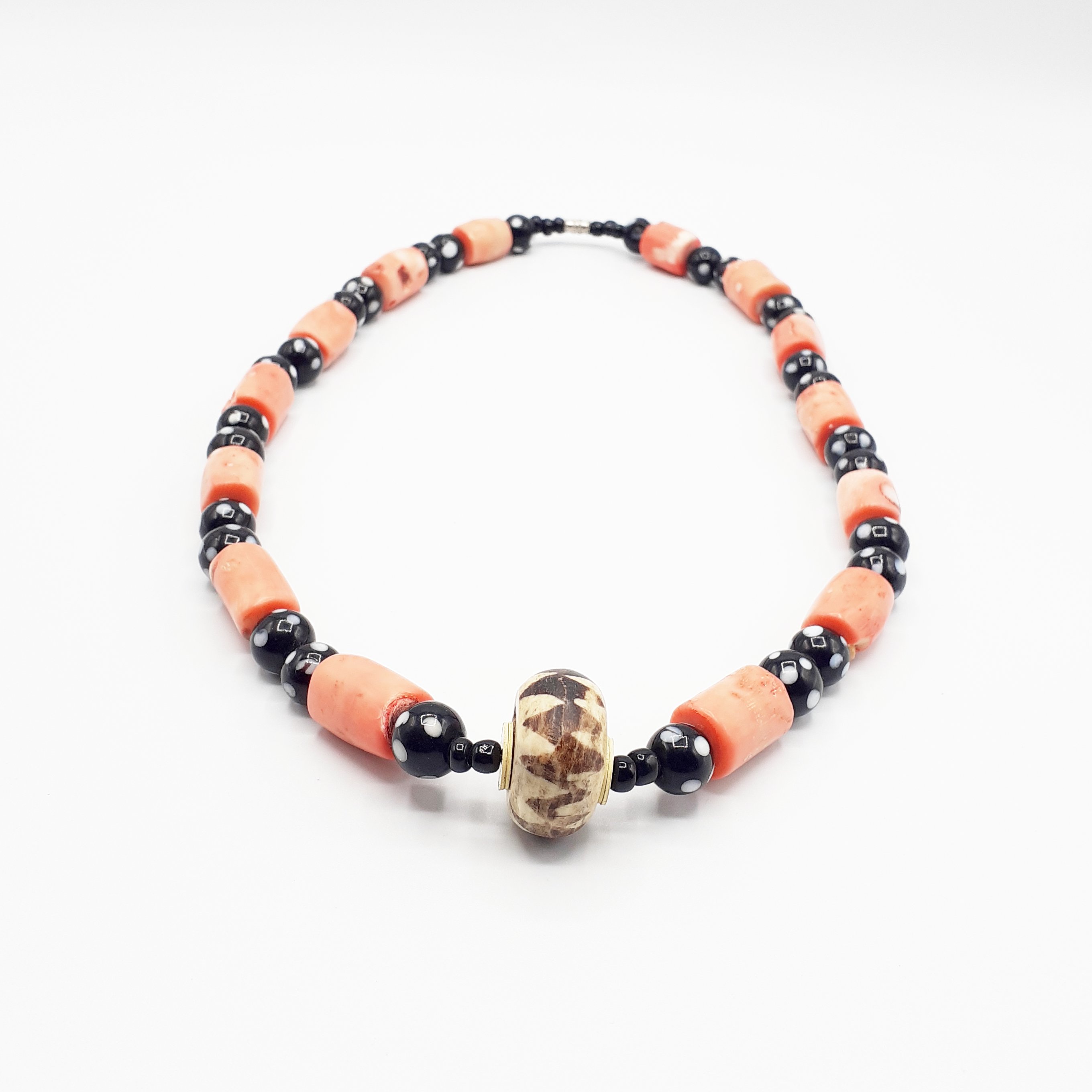 Collier unique en perles rose avec os et bois