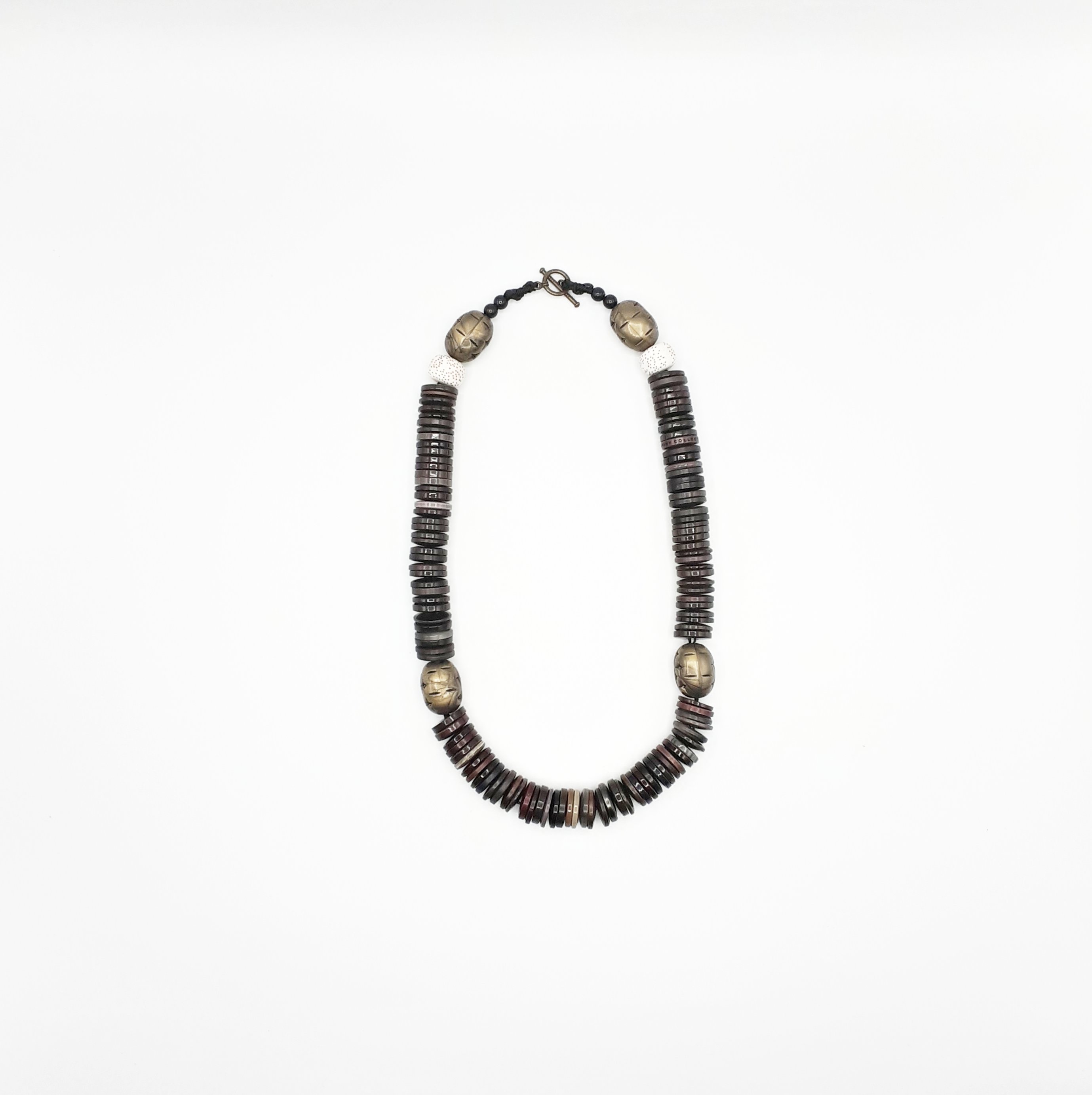 collier artisanal avec boutons