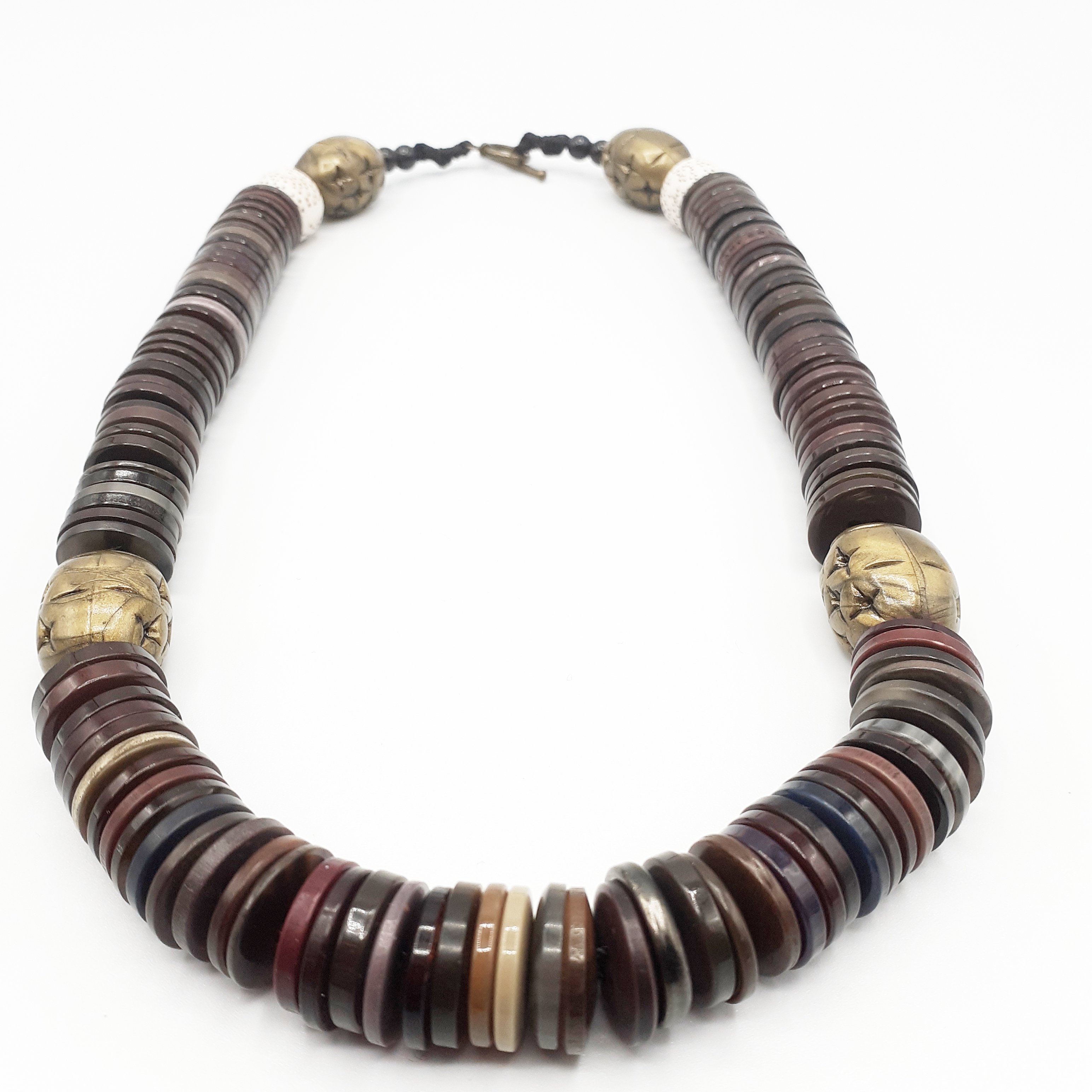 collier artisanal avec boutons