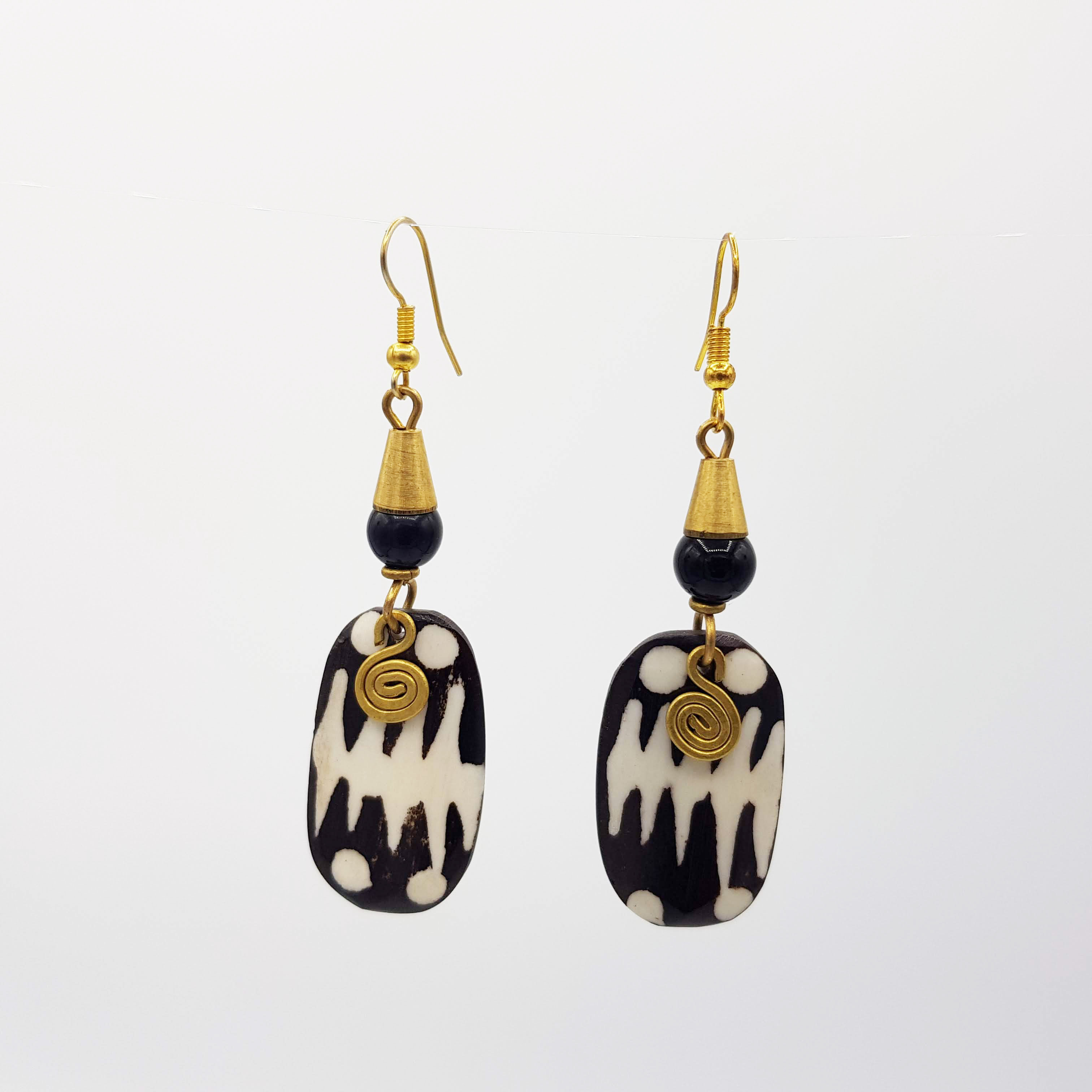 Boucles d'oreilles pendantesavec motif abstrait