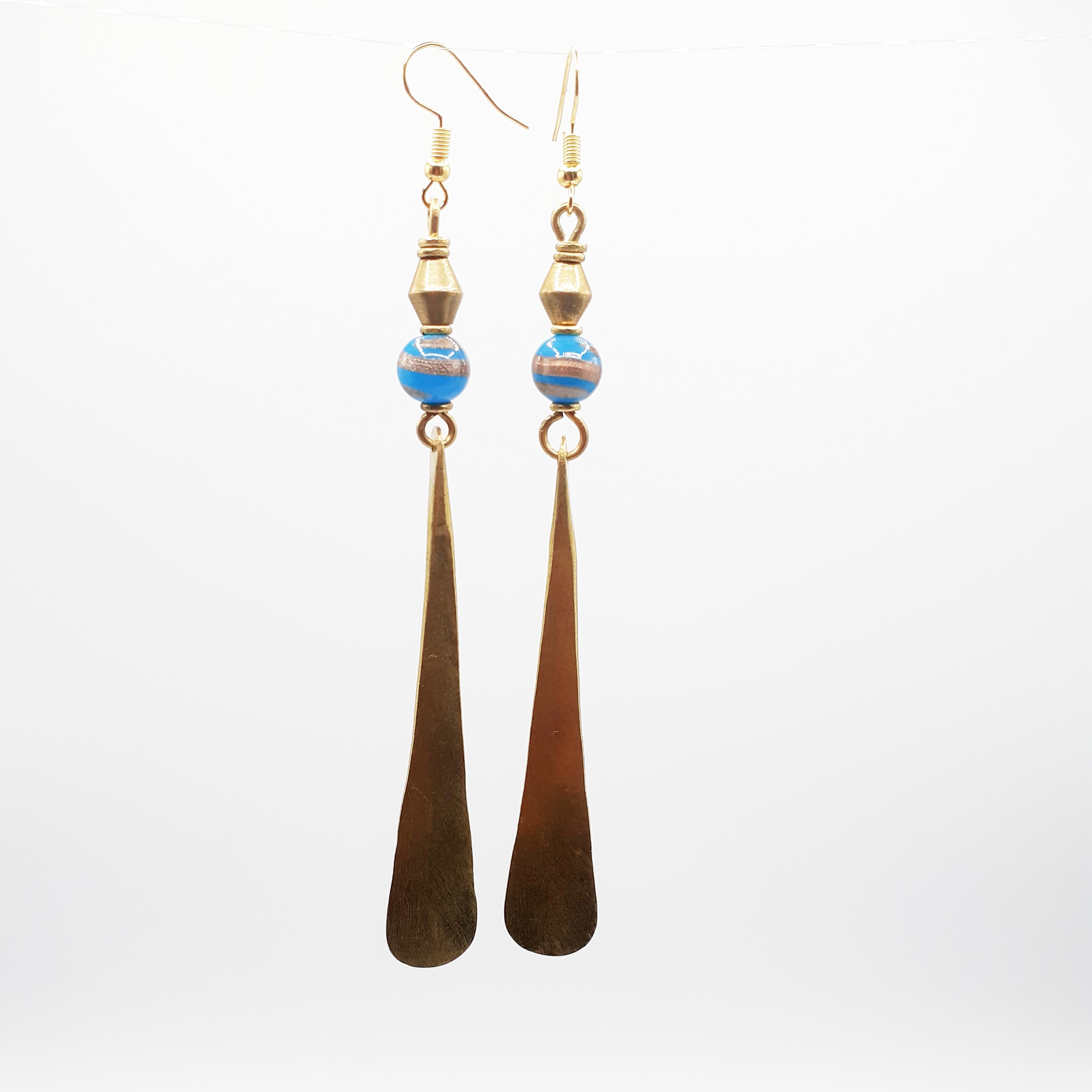 Boucles d'oreilles pendantes en laiton avec perles bleues