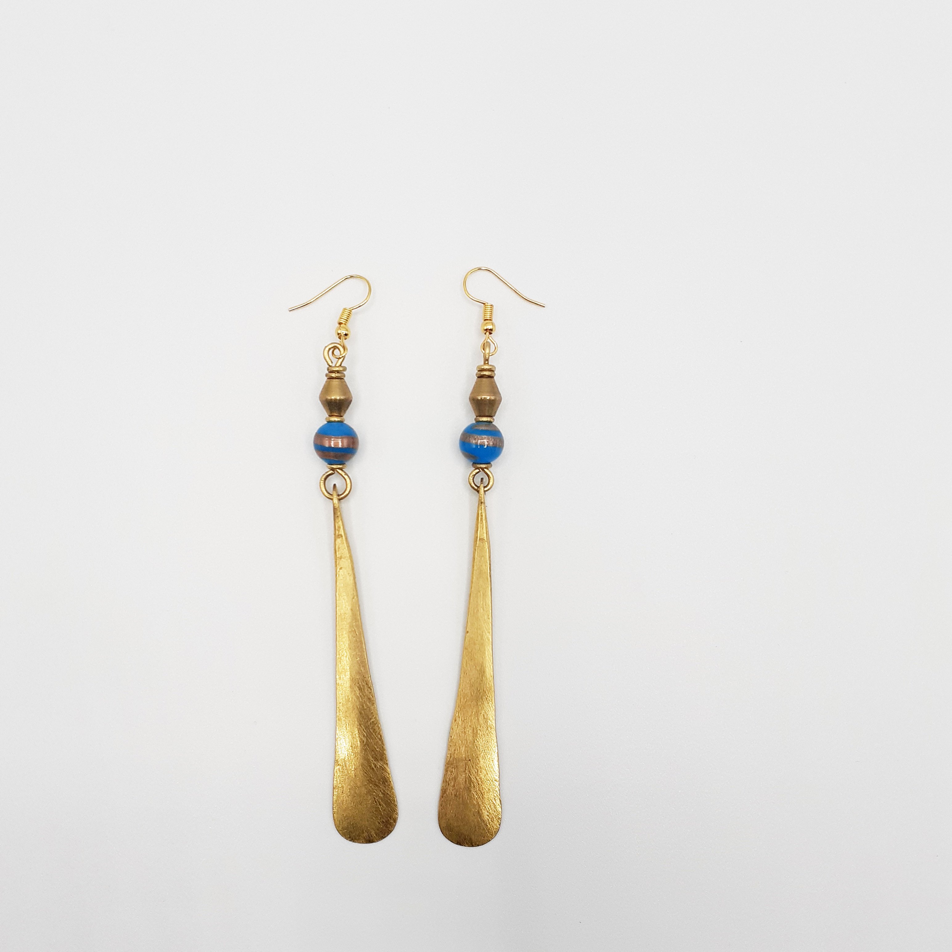 Boucles d'oreilles pendantes en laiton avec perles bleues