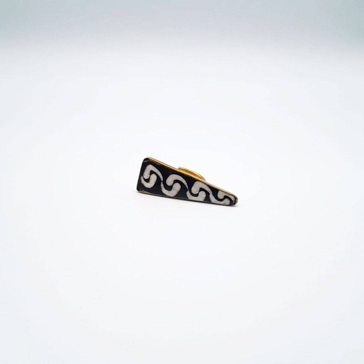 Broche en émail noir et blanc