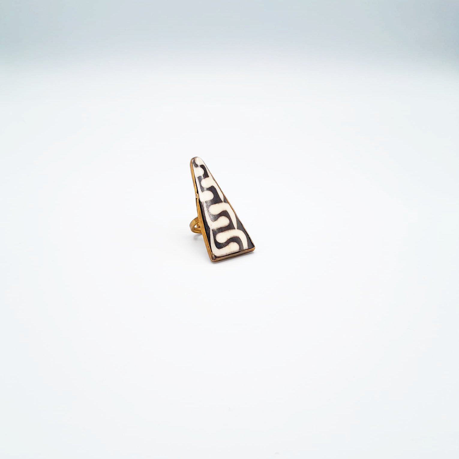 Bague triangle en émail