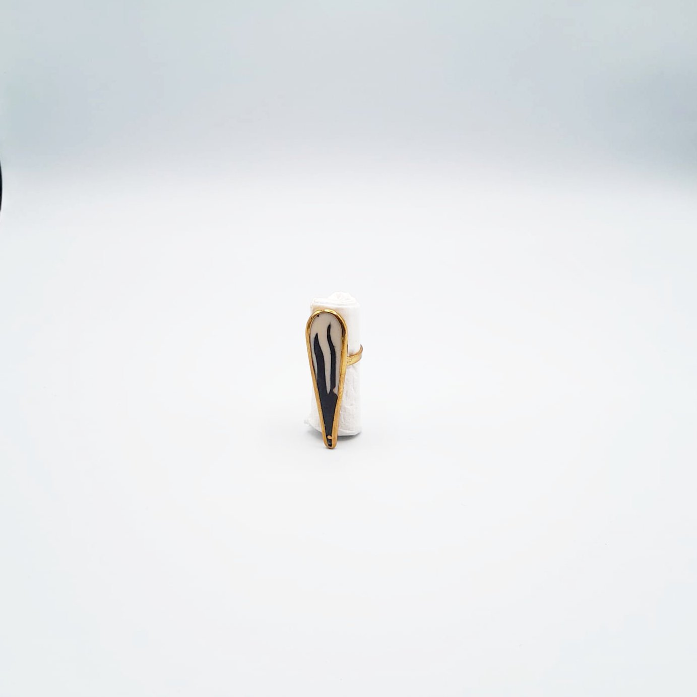 Broche artistique en émail