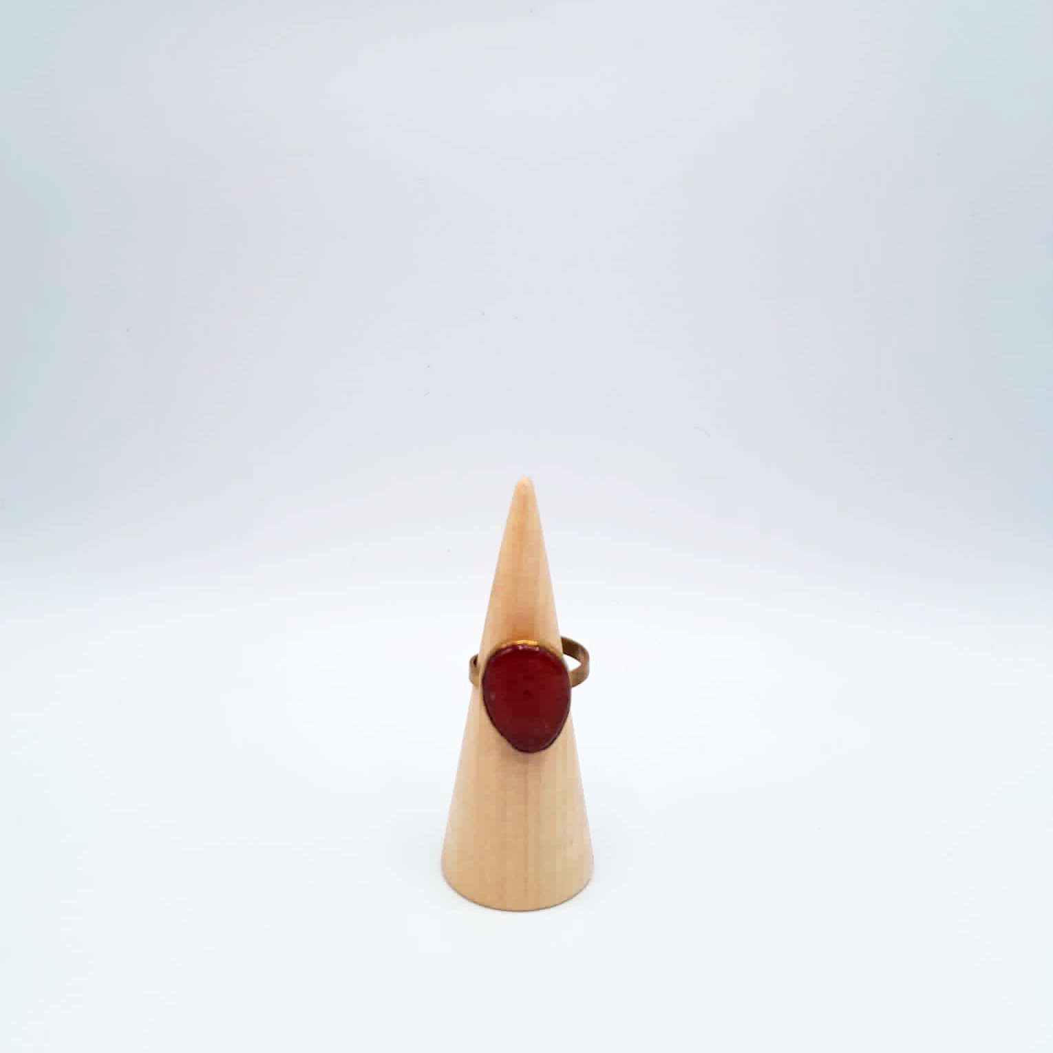 Bague avec pierre ovale rouge