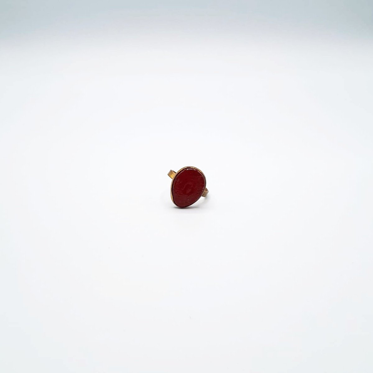 Bague avec pierre ovale rouge