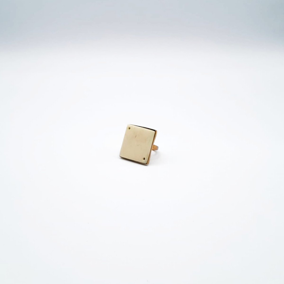 Bague carrée blanch et dorée