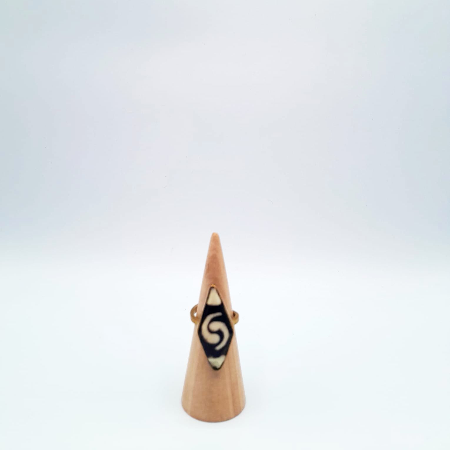 Bague doré motif en spirale noire