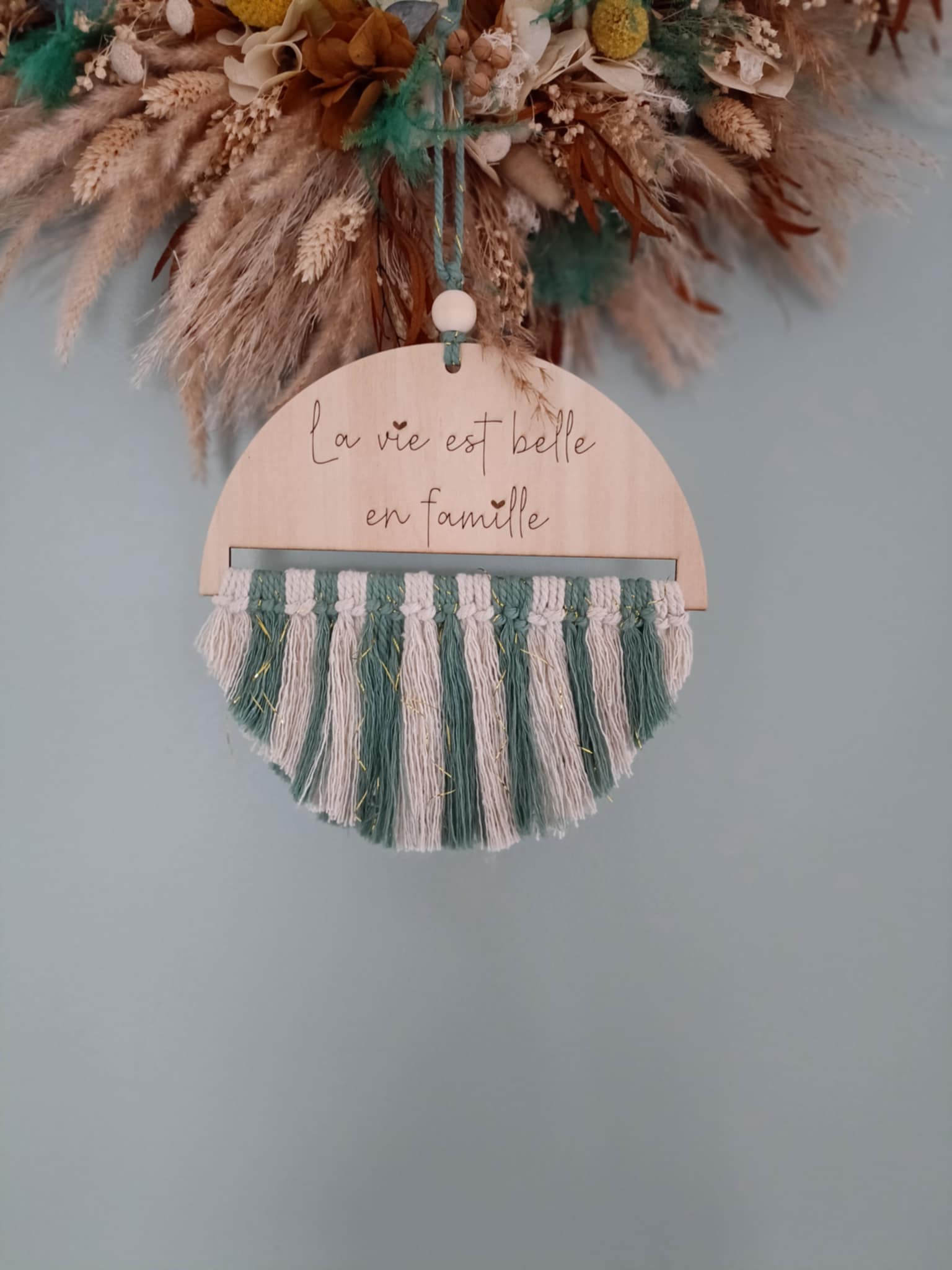 Pancarte macramé "La vie est belle en famille"