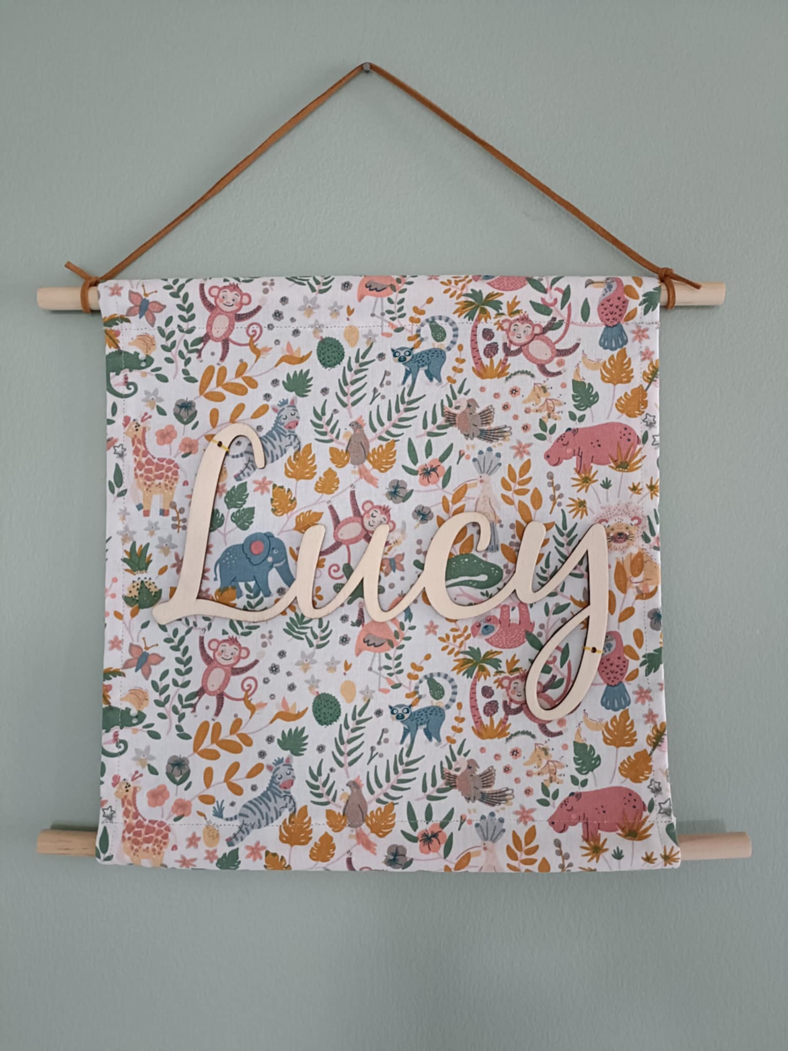 Affiche prénom en tissu et en bois