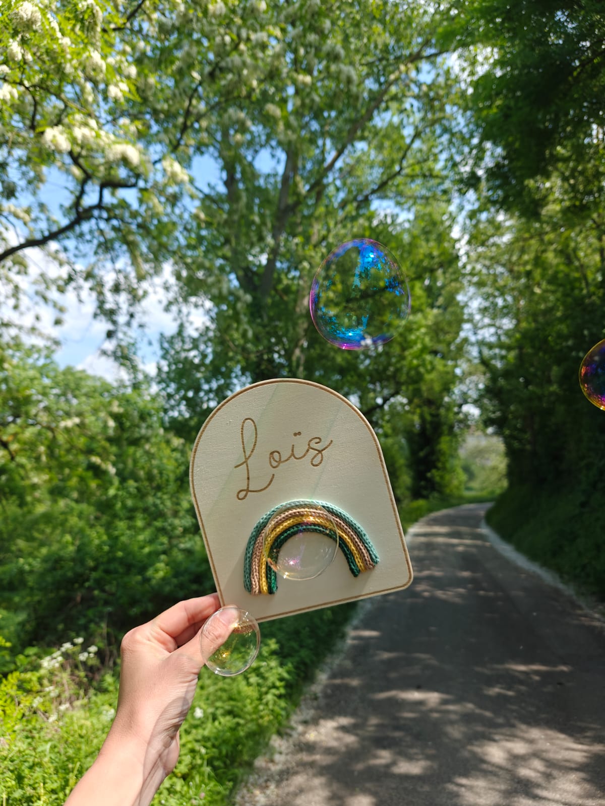 Pancarte en bois personnalisée avec prénom & arc-en-ciel en tricotin