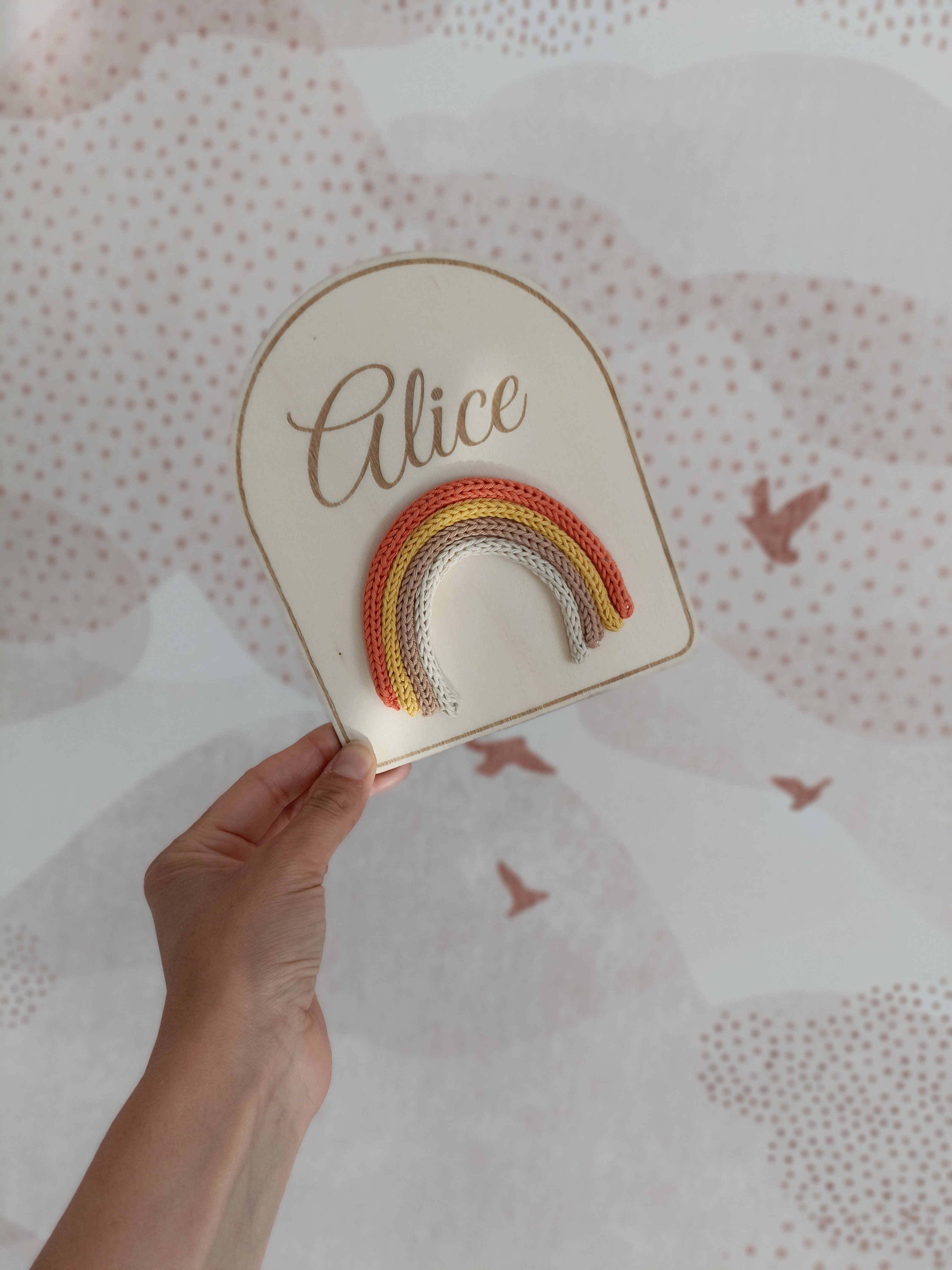 Pancarte en bois personnalisée avec prénom & arc-en-ciel en tricotin