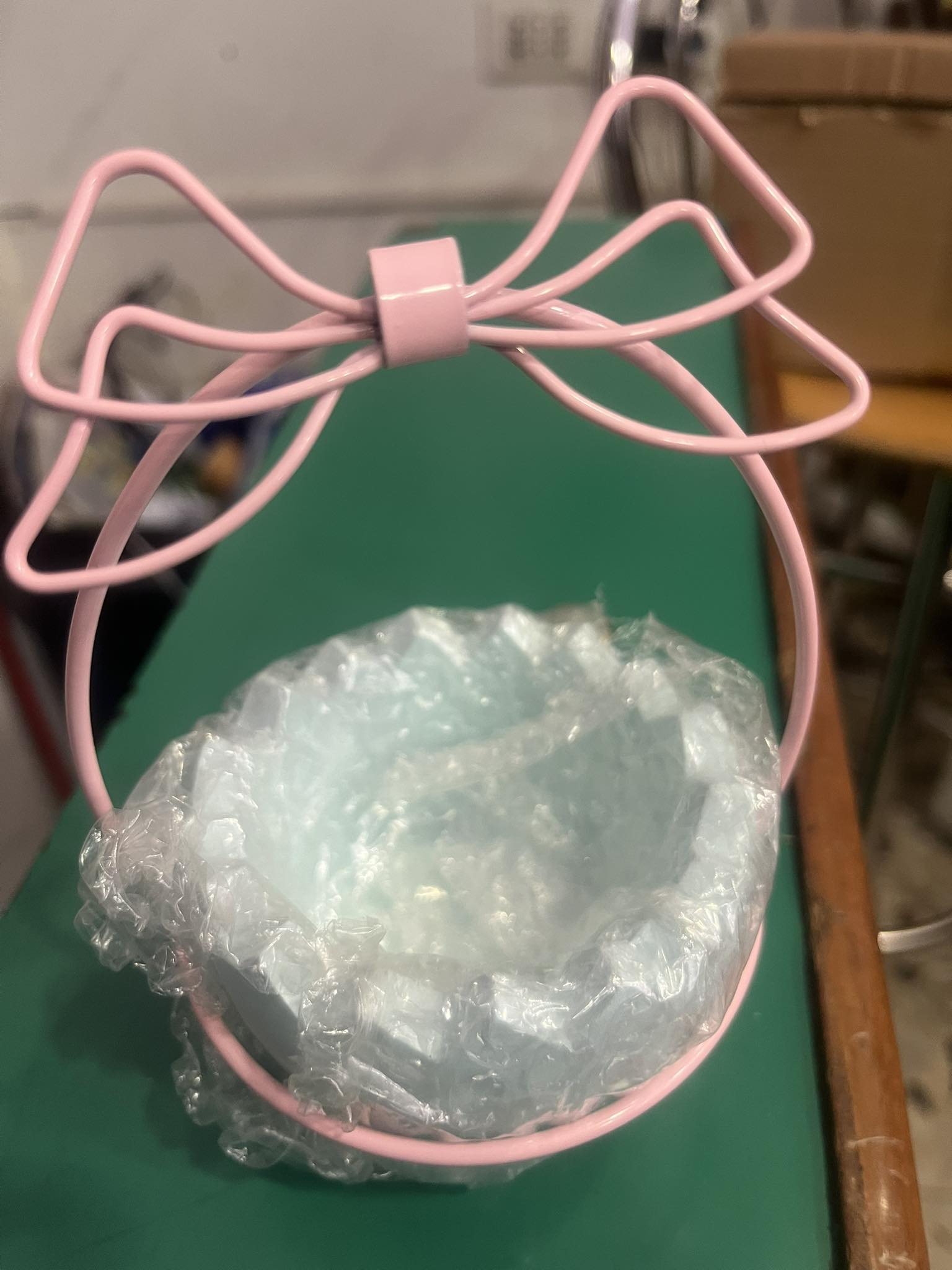 cestino in metallo con mezzo uovo di ceramica