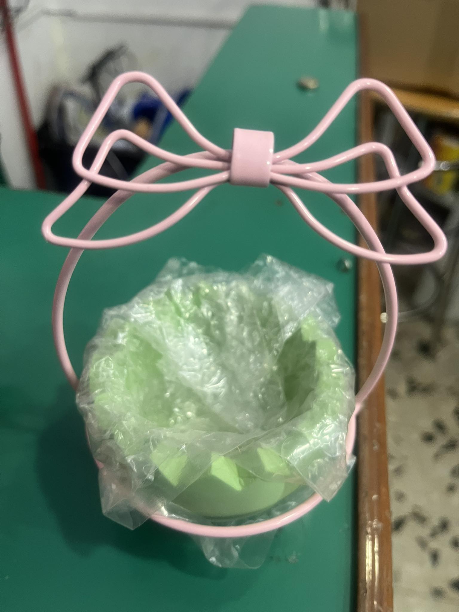 cestino in metallo con mezzo uovo di ceramica