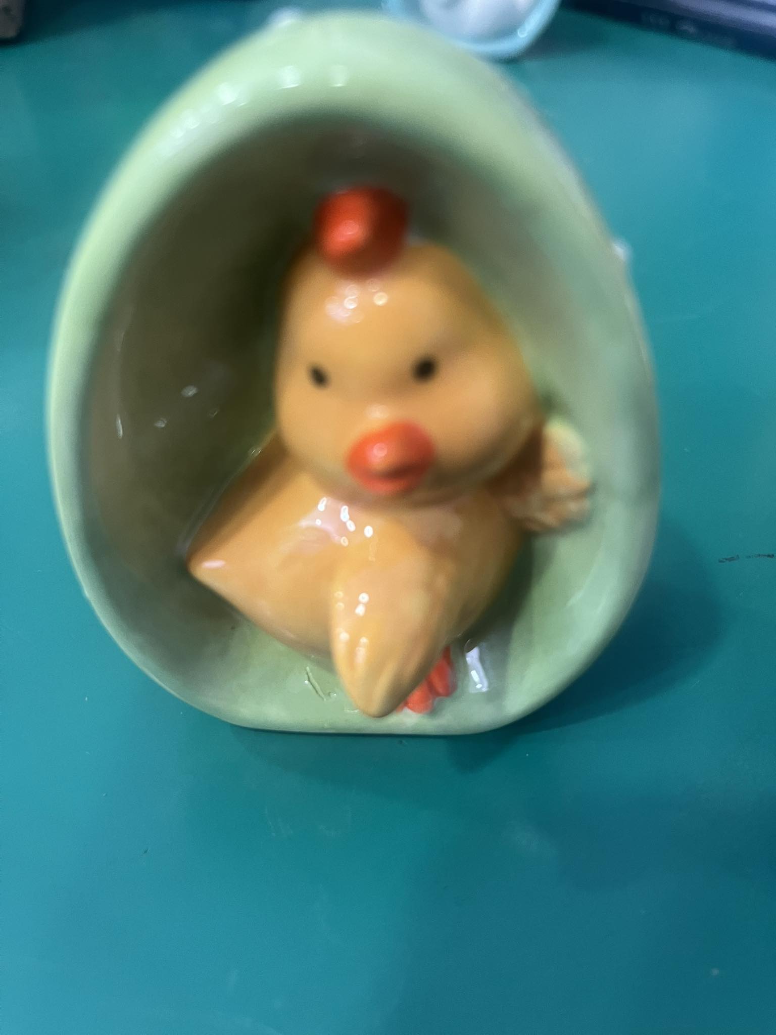 mezzo uovo in ceramica con  pulcino