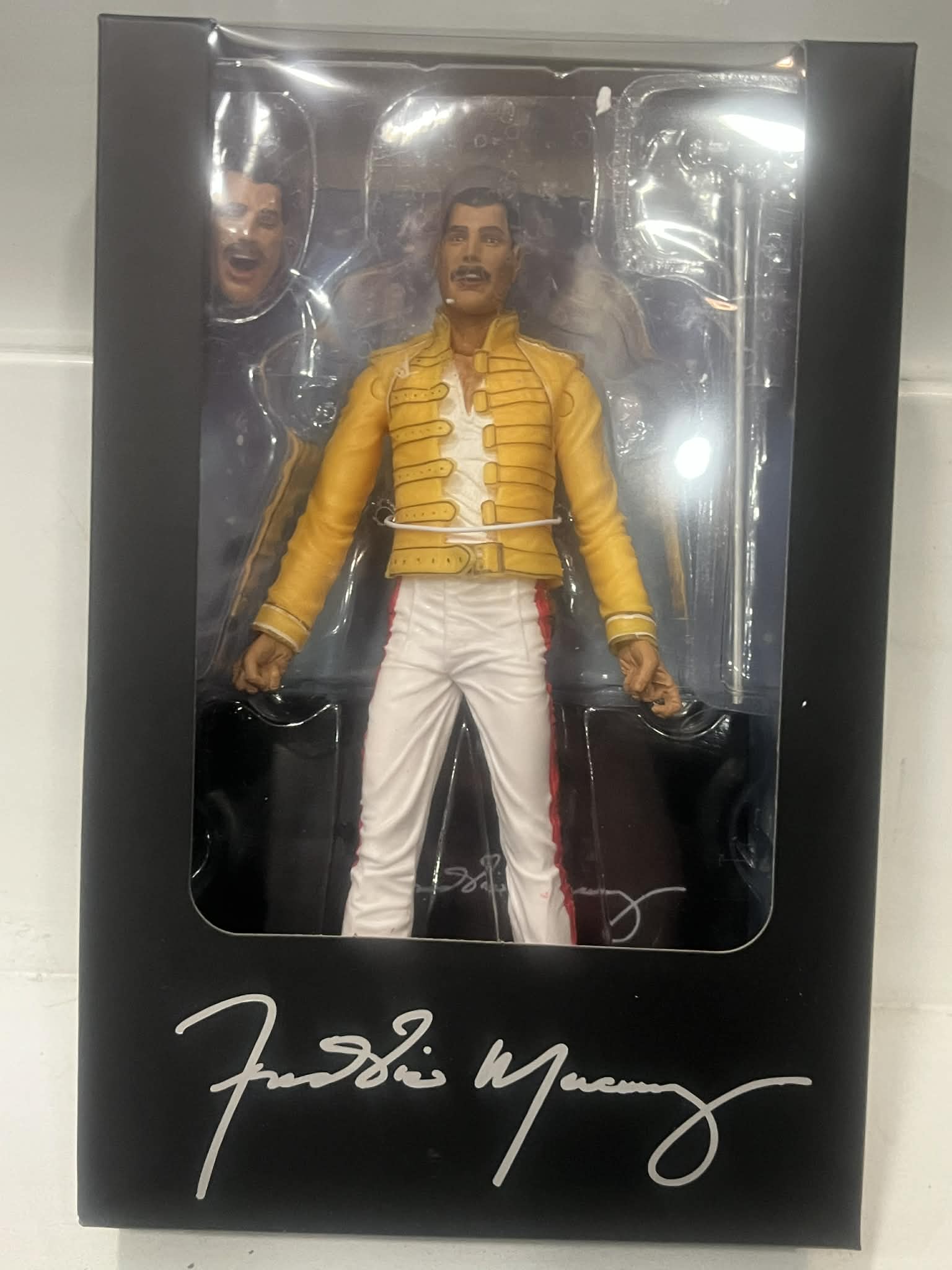 Action figure con giacca gialla iconica