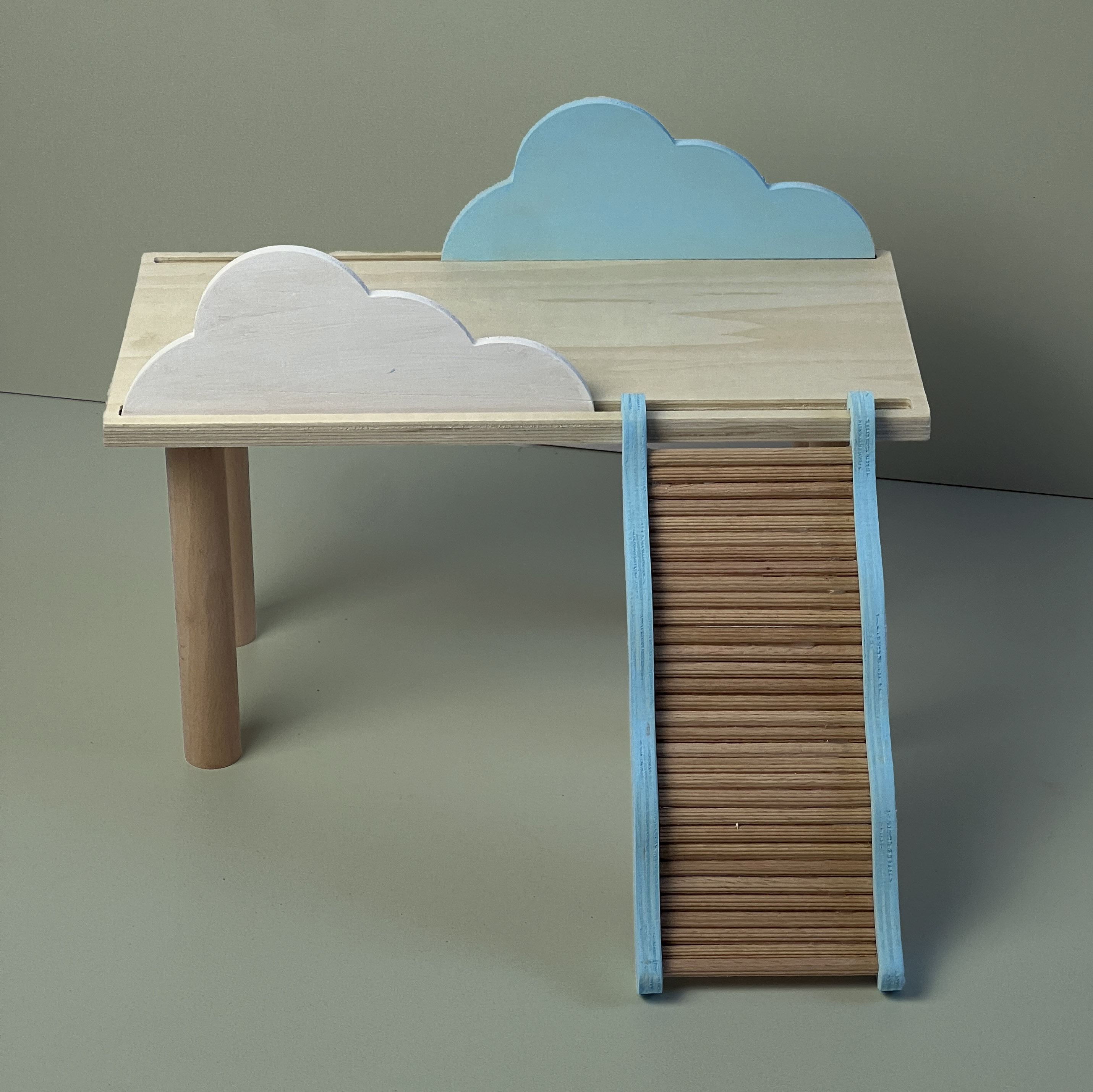 Ebene mit Treppe im Wolkendesign