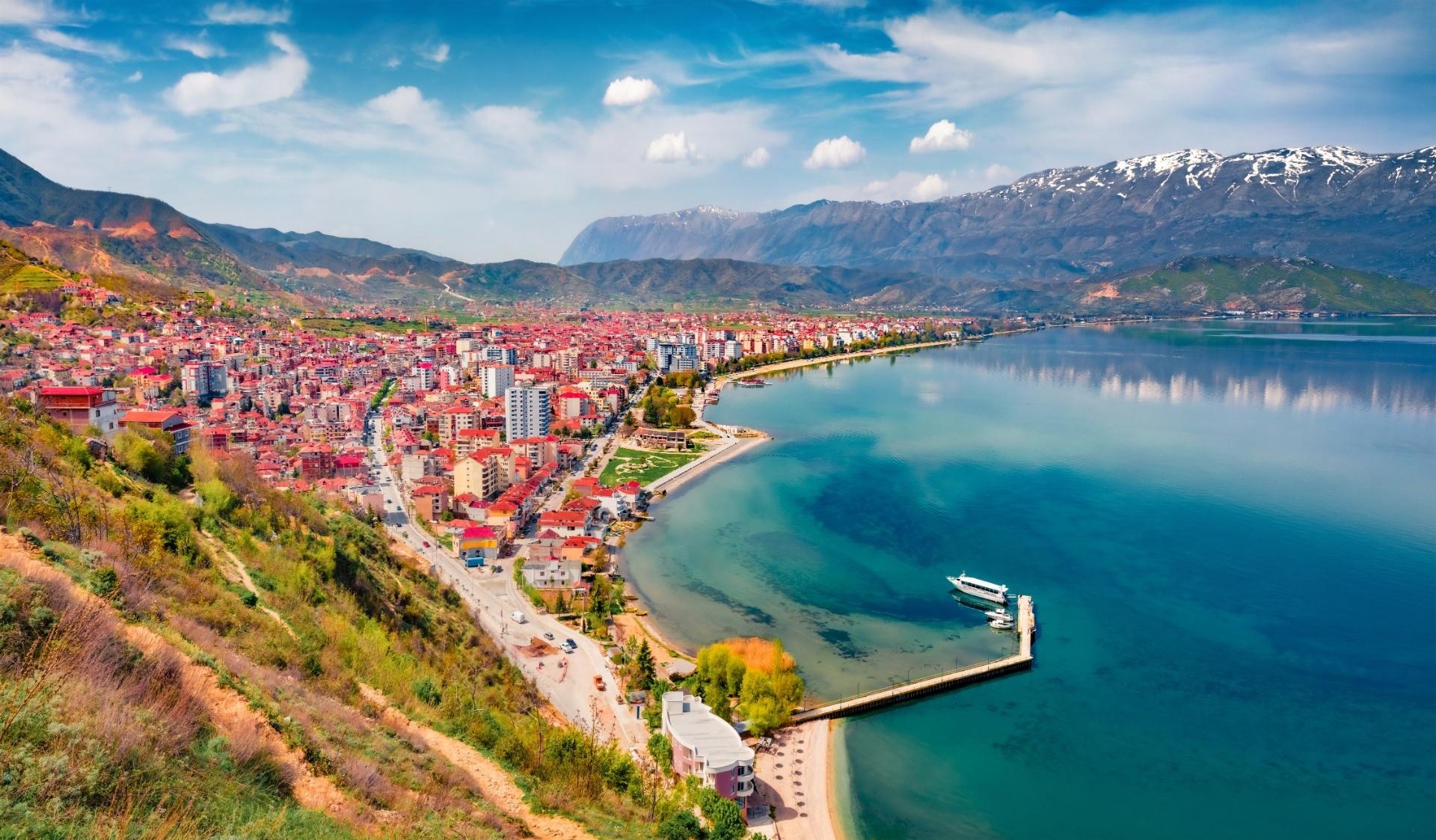 Descubra a Albania e o Norte da Macedonia em português