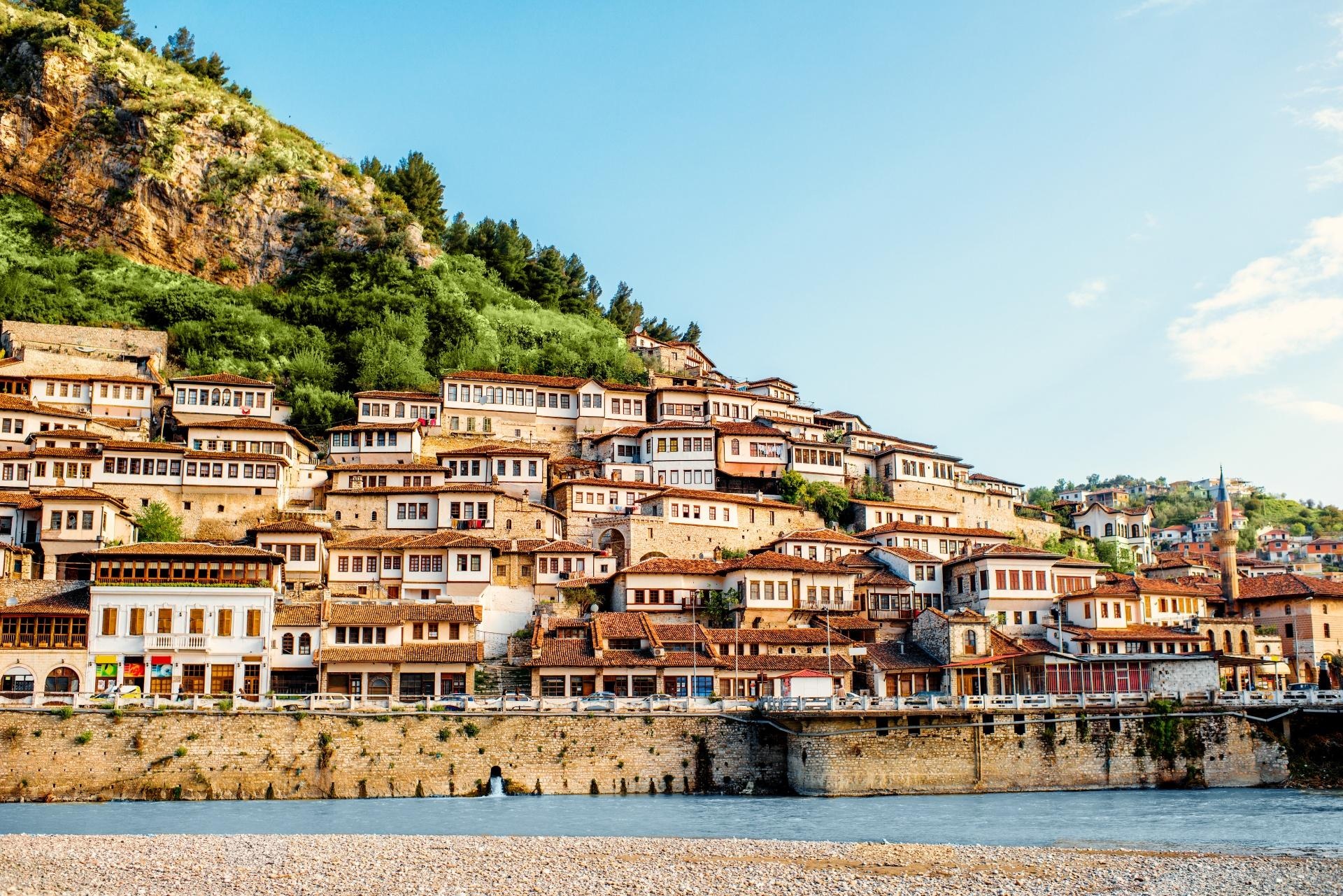 Descubra a Albania e o Norte da Macedonia em português