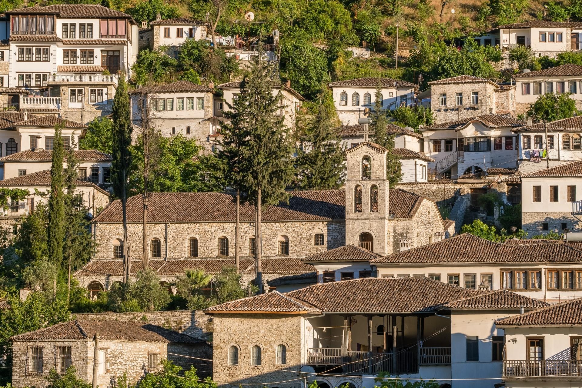 Descubra a Albania e o Norte da Macedonia em português