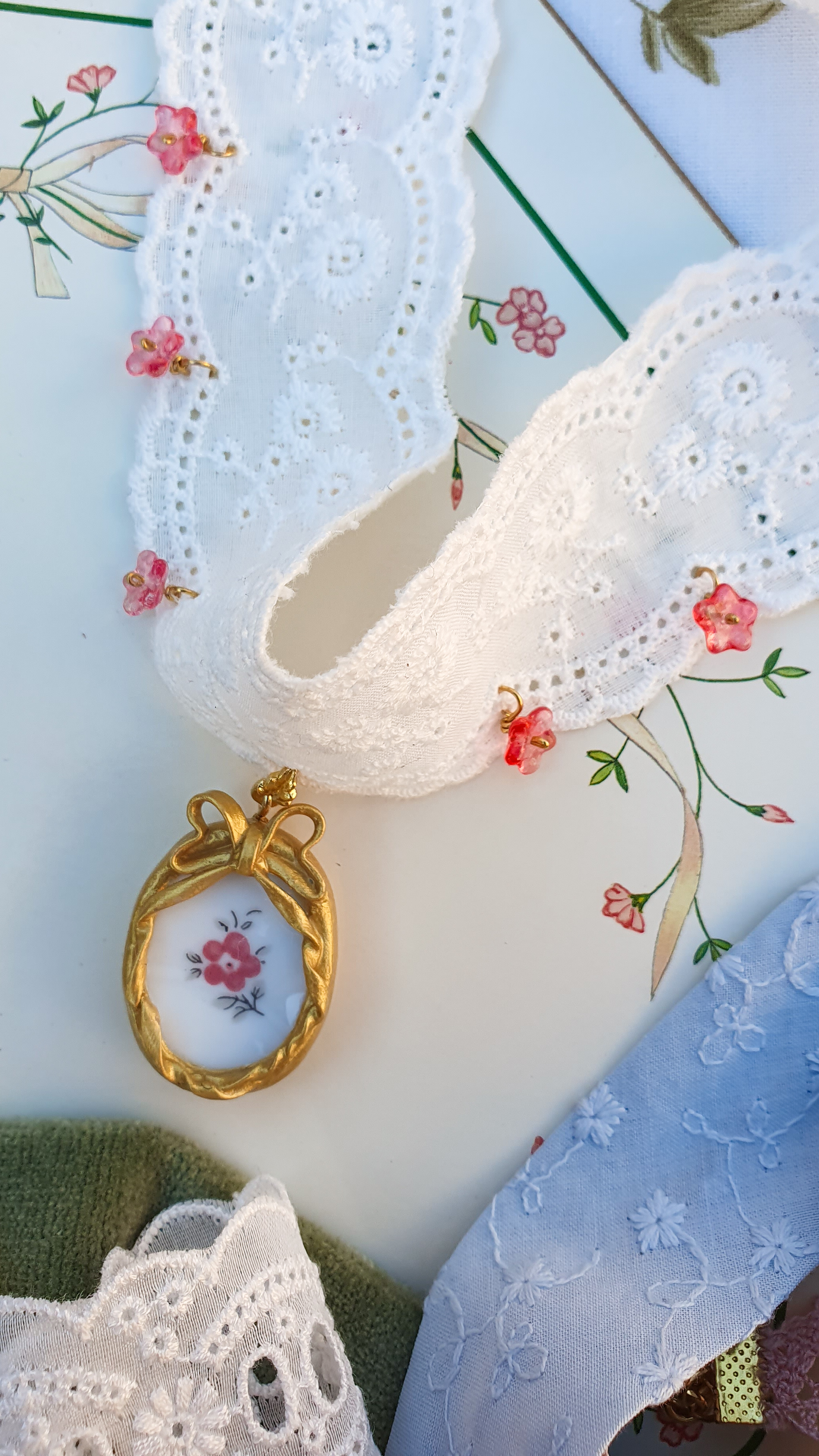 "Camellia" porcelain lace necklace 