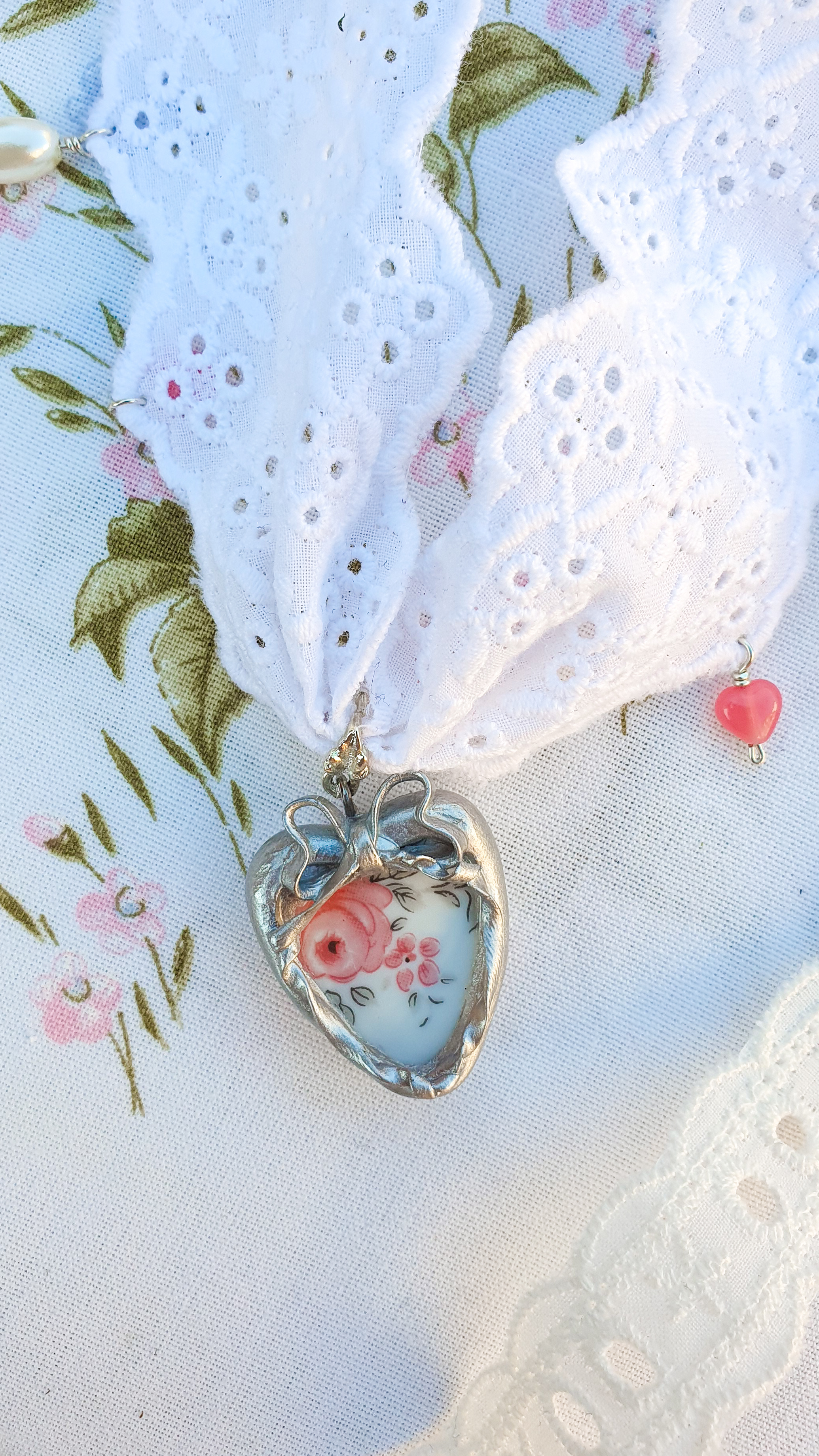 "Cherry blossoms" vintage porcelain lace necklace