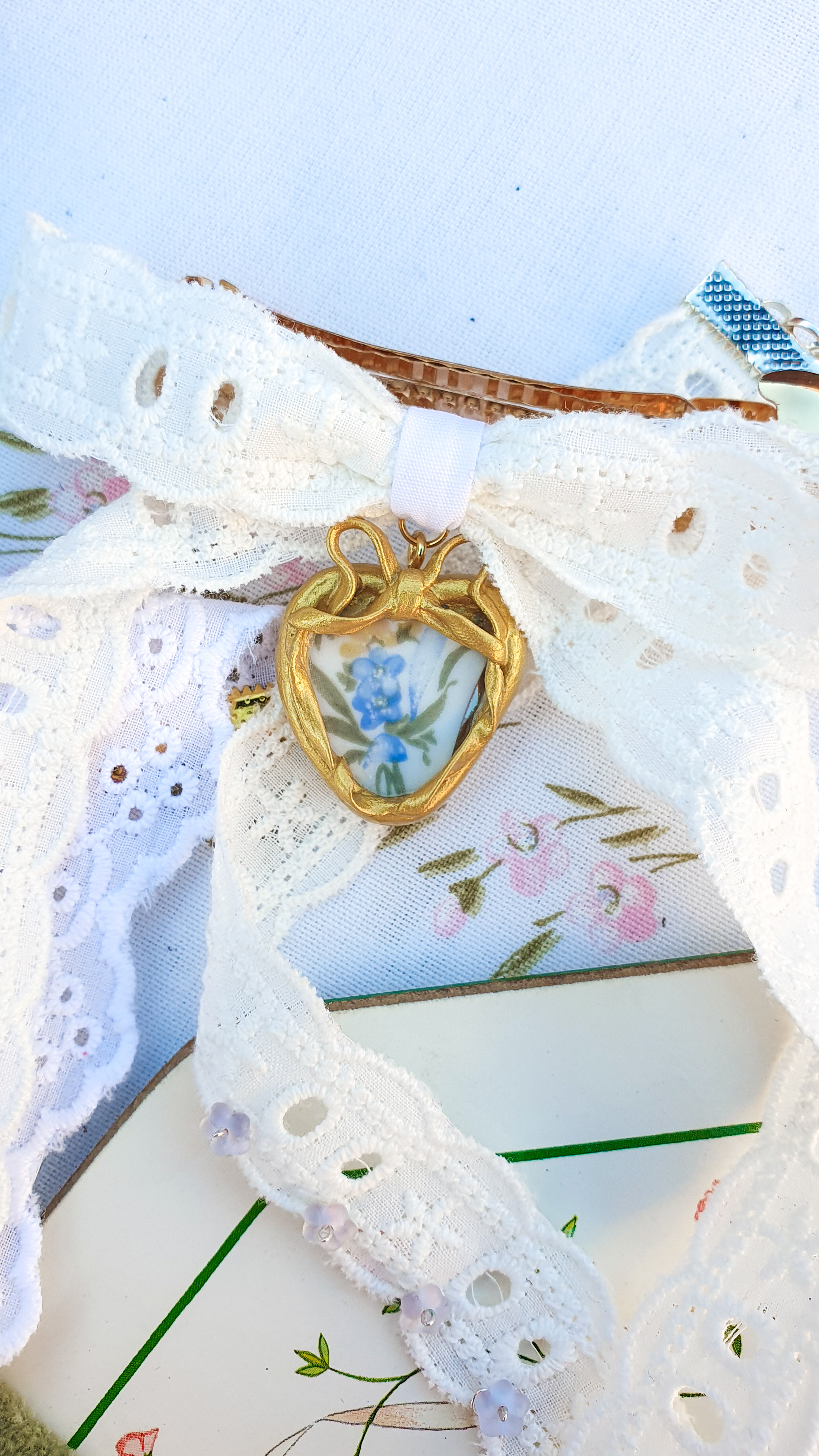 "Forget-me-not" vintage porcelain lace bow hairclip 