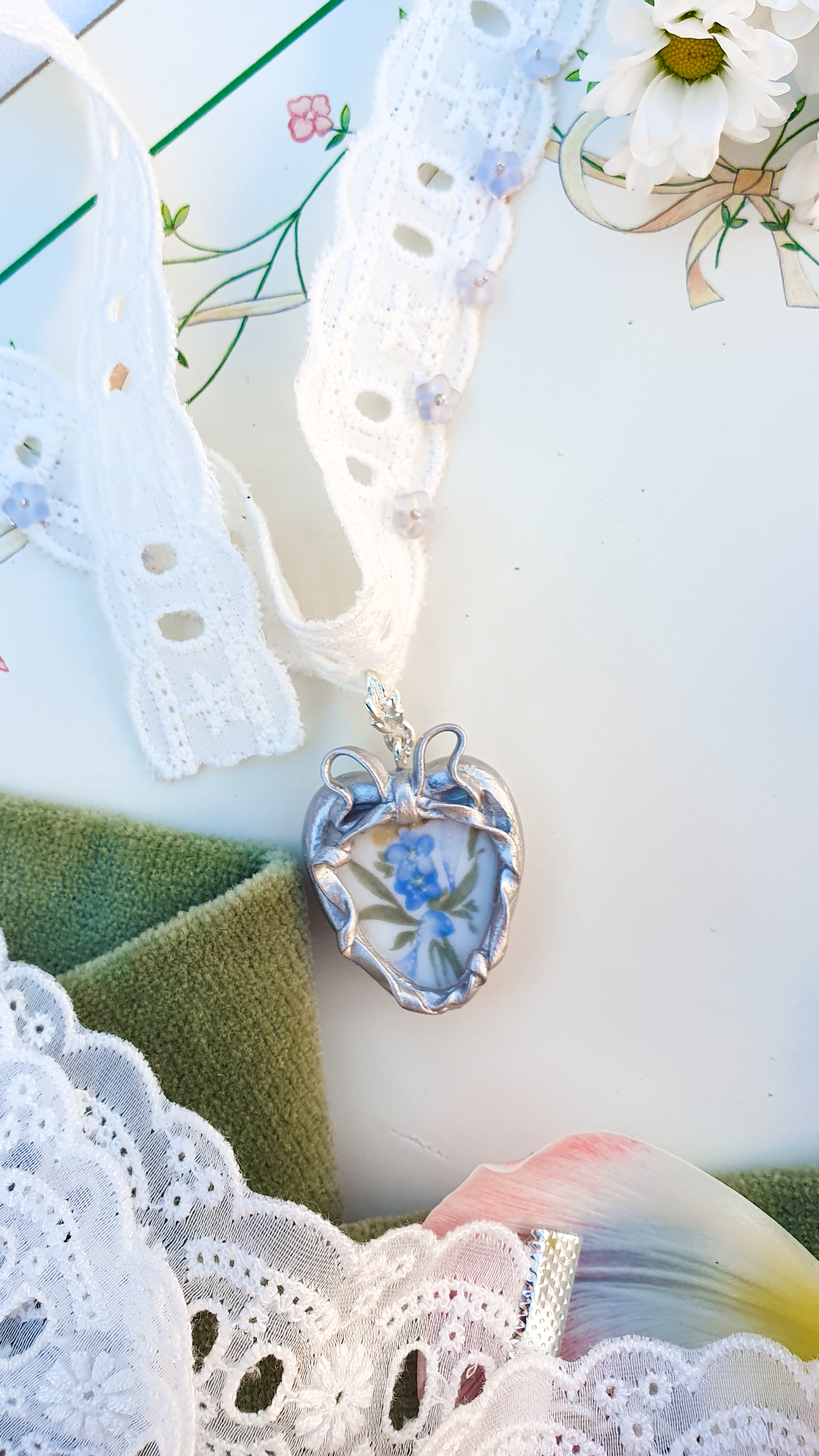 "Forget-me-not" vintage porcelain lace necklace 