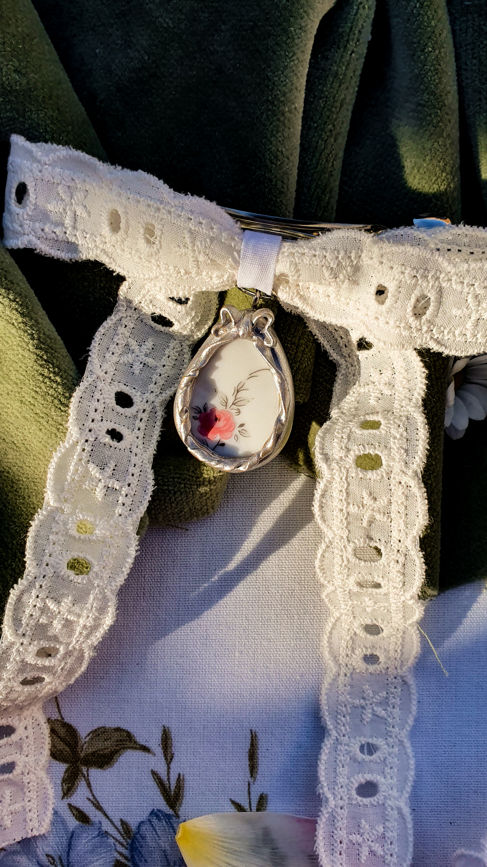 "Begonia" vintage porcelain lace bow hair clip 