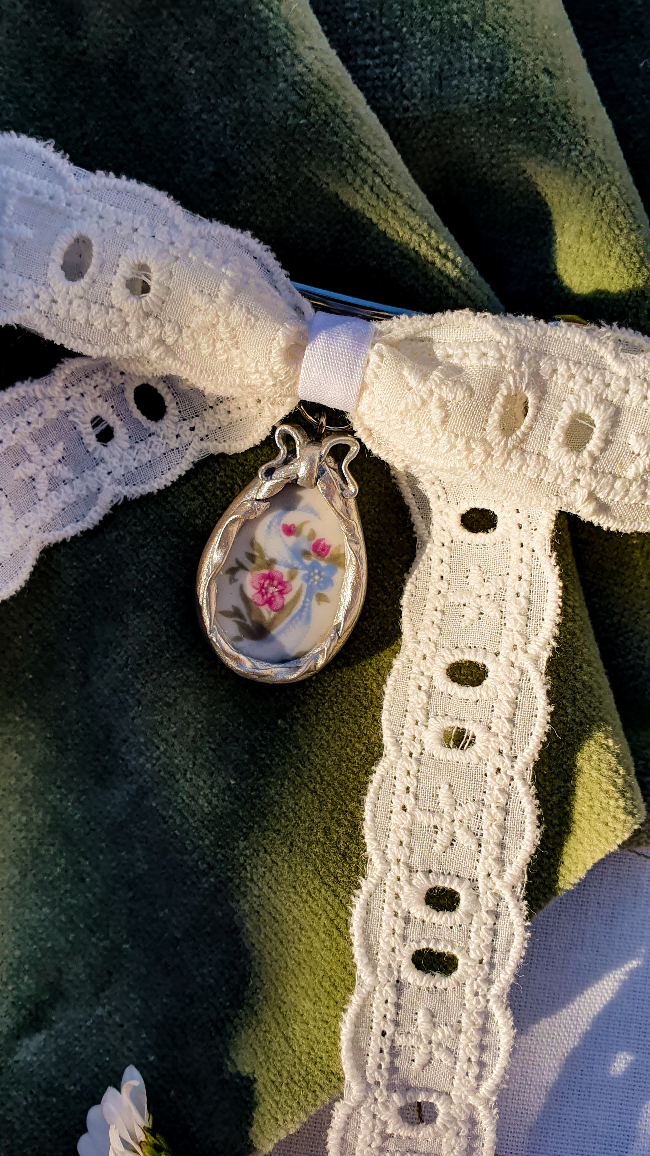 "Glory of the snow" vintage porcelain lace bow hair clip 
