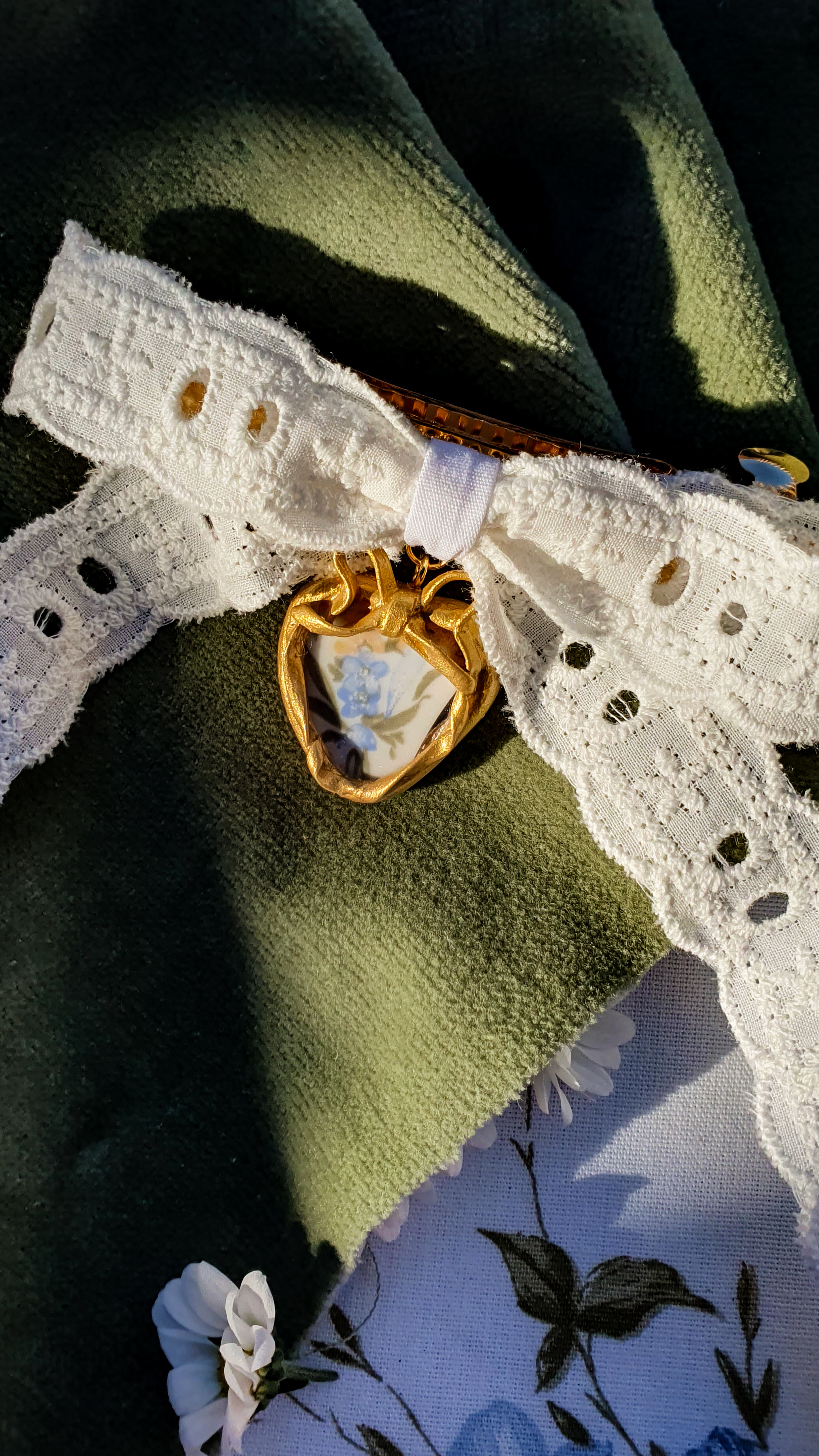 "Forget-me-not" vintage porcelain lace bow hairclip 