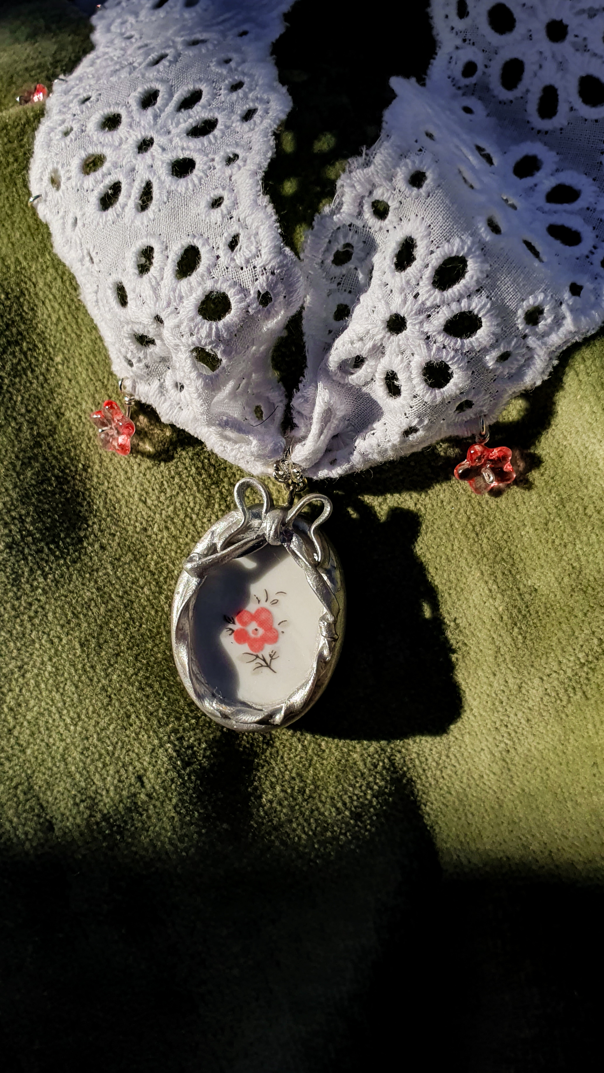 "Begonia" vintage porcelain lace necklace 