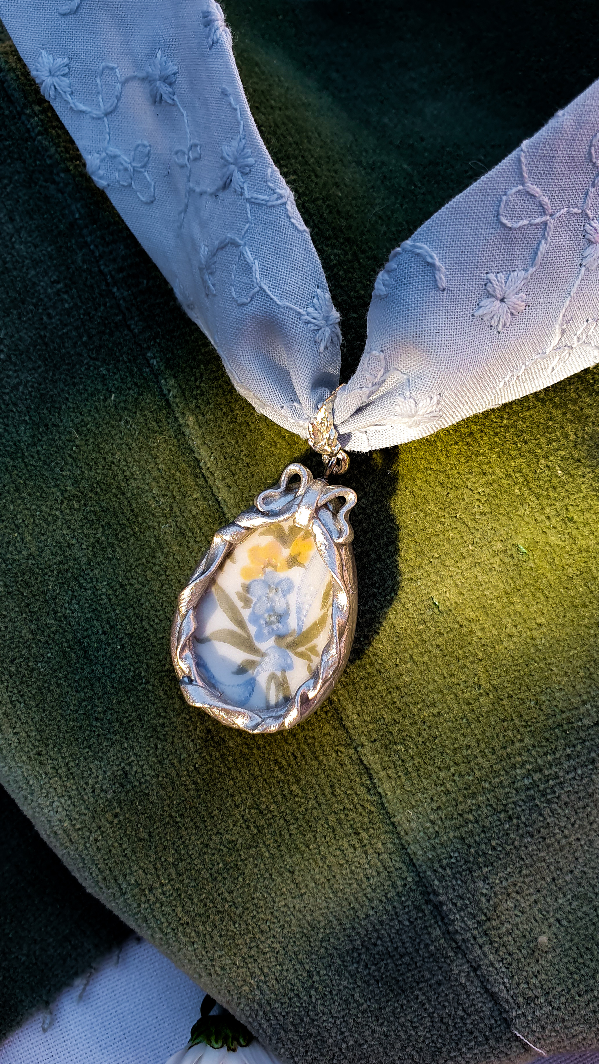 "Aster" vintage porcelain embroidered necklace 