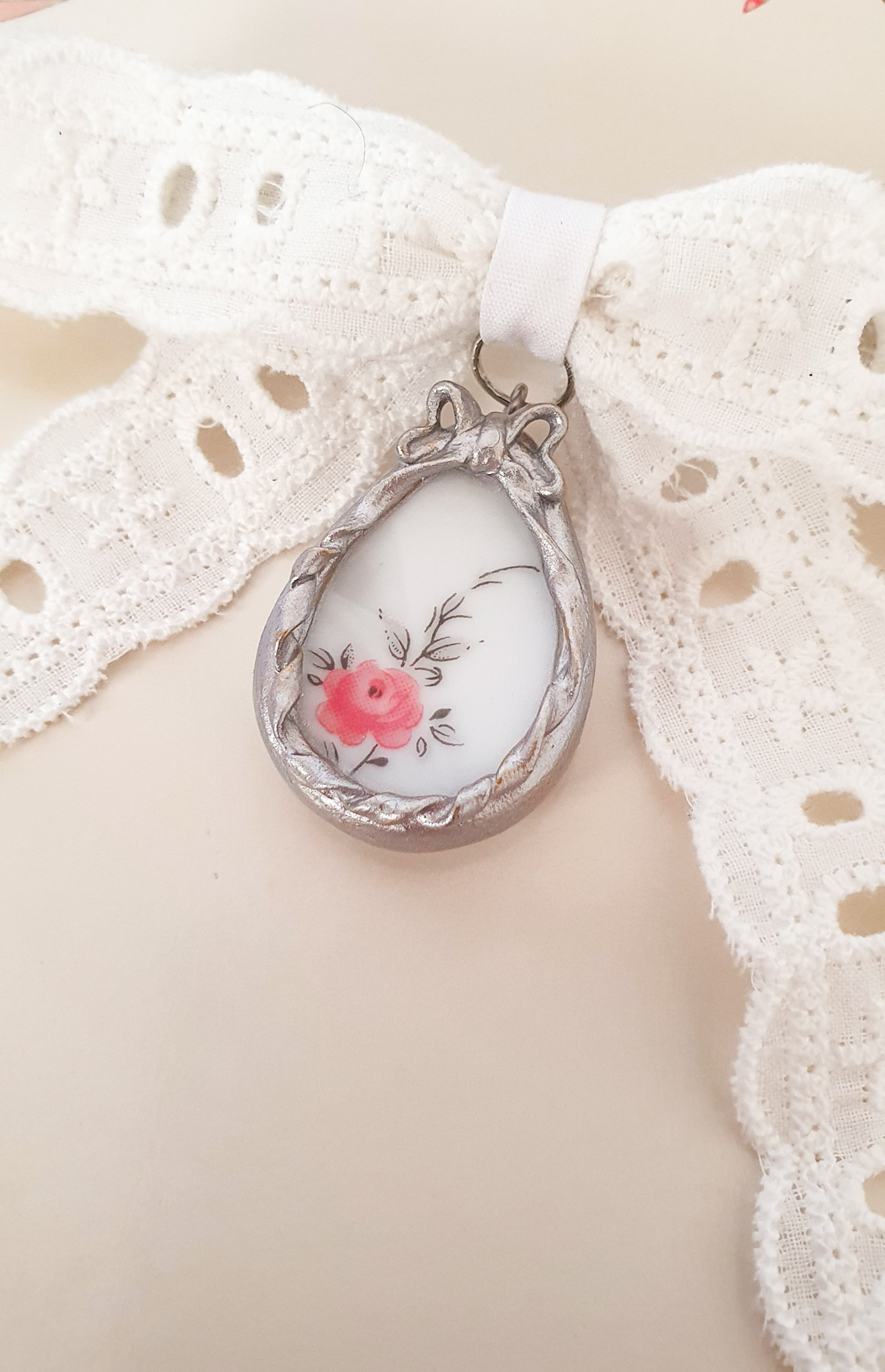 "Begonia" vintage porcelain lace bow hair clip 