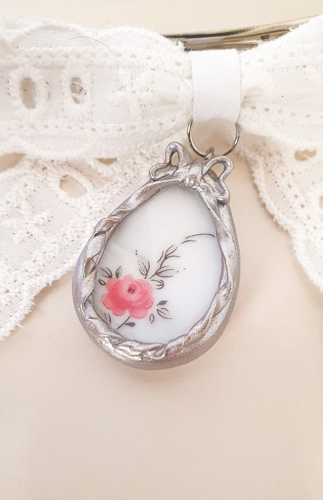 "Begonia" vintage porcelain lace bow hair clip 