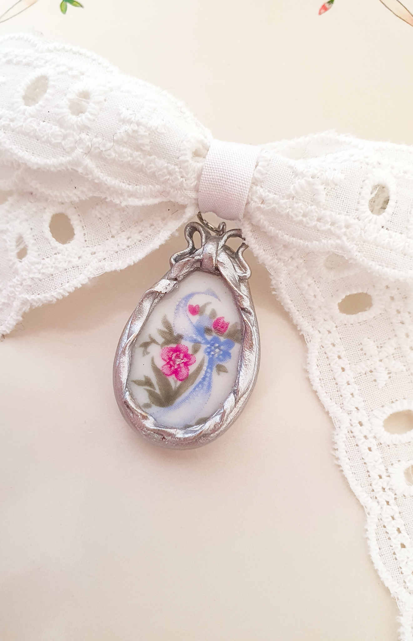 "Glory of the snow" vintage porcelain lace bow hair clip 